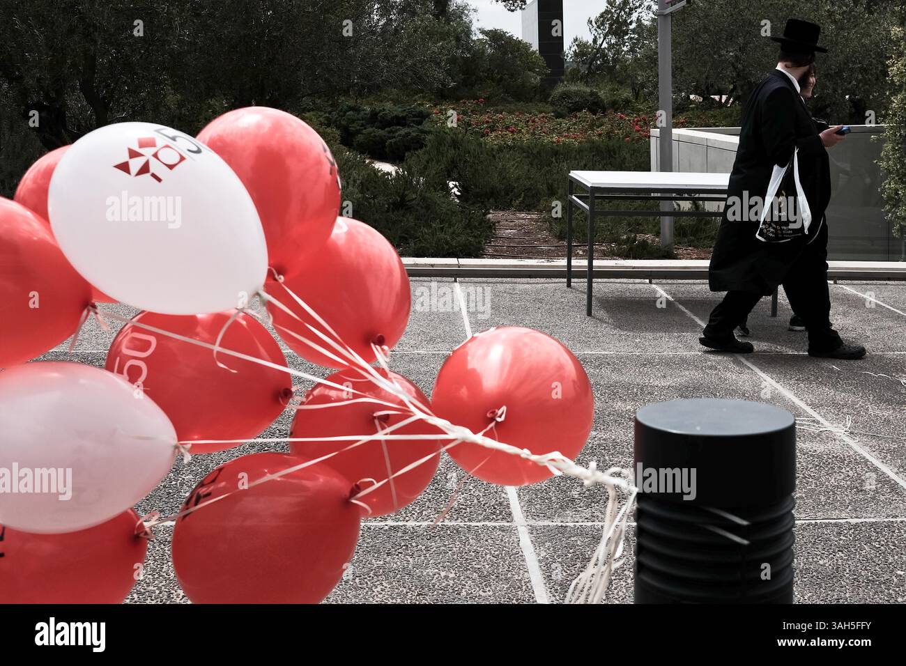 11. Mai 2015 - Jerusalem, Israel - Israel Museumswege sind mit Ballons dekoriert, während das Museum seinen 50. Geburtstag mit freiem Eintritt, verlängerten Öffnungszeiten und besonderen Veranstaltungen und Vorstellungen feiert. Das 1965 gegründete Israel Museum ist die größte kulturelle Institution des Staates Israel und zählt zu den führenden Kunst- und Archäologiemuseen der worldâ. (Bild: © Nir Alon/ZUMA Wire) Stockfoto