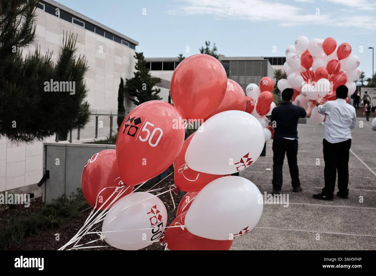 11. Mai 2015 - Jerusalem, Israel - Israel Museumswege sind mit Ballons dekoriert, während das Museum seinen 50. Geburtstag mit freiem Eintritt, verlängerten Öffnungszeiten und besonderen Veranstaltungen und Vorstellungen feiert. Das 1965 gegründete Israel Museum ist die größte kulturelle Institution des Staates Israel und zählt zu den führenden Kunst- und Archäologiemuseen der worldâ. (Bild: © Nir Alon/ZUMA Wire) Stockfoto