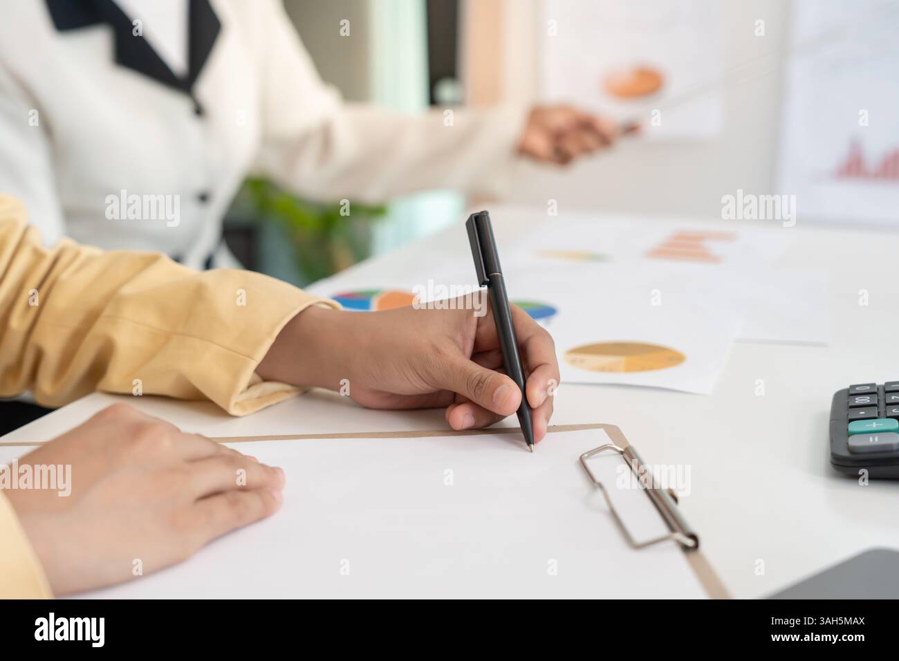 Business Team Analyse von Vertriebsdaten und Wirtschaftswachstum. Führungskräfte setzen Ziele, Geschäftsstrategie, digitaler Markt. Finanzen, Marketing, E-Commerce, Tee Stockfoto
