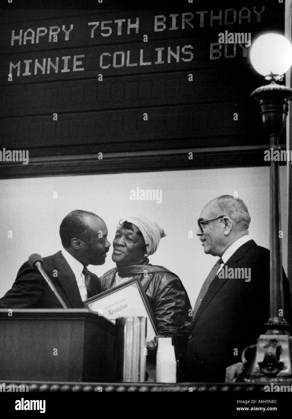 10. Februar 1984: Der Sprecher Willie Brown gab seiner Mutter, Minnie Collins Boyd, eine Resolution der Versammlung, die ihr für ihre Freundlichkeit, Liebe und Weisheit dankte. „Sie war dankbar. „Dies ist der wunderbarste Tag, den ich je hatte“, sagte sie, „und die Tour durch das Kapitol – ich habe es wirklich genossen.“ Galerie Williie Brown (Credit Image: © Sacramento Bee/ZUMA Wire) Stockfoto