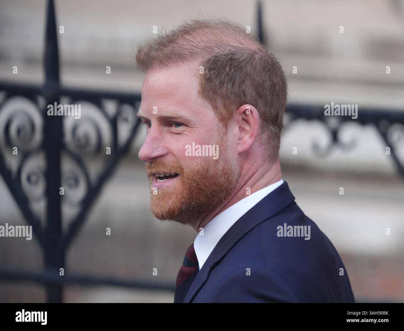 Der Duke of Sussex verlässt die Royal Courts of Justice in Central London, nachdem er gegen ein Urteil des High Court über seine Klage gegen das Innenministerium wegen des Sicherheitsniveaus, das er während seines Aufenthalts im Vereinigten Königreich erhält, Berufung eingelegt hatte. Bilddatum: Mittwoch, 9. April 2025. Stockfoto