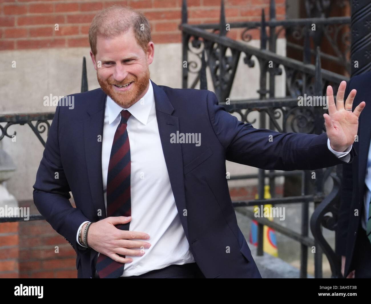 Der Duke of Sussex verlässt die Royal Courts of Justice in Central London, nachdem er gegen ein Urteil des High Court über seine Klage gegen das Innenministerium wegen des Sicherheitsniveaus, das er während seines Aufenthalts im Vereinigten Königreich erhält, Berufung eingelegt hatte. Bilddatum: Mittwoch, 9. April 2025. Stockfoto
