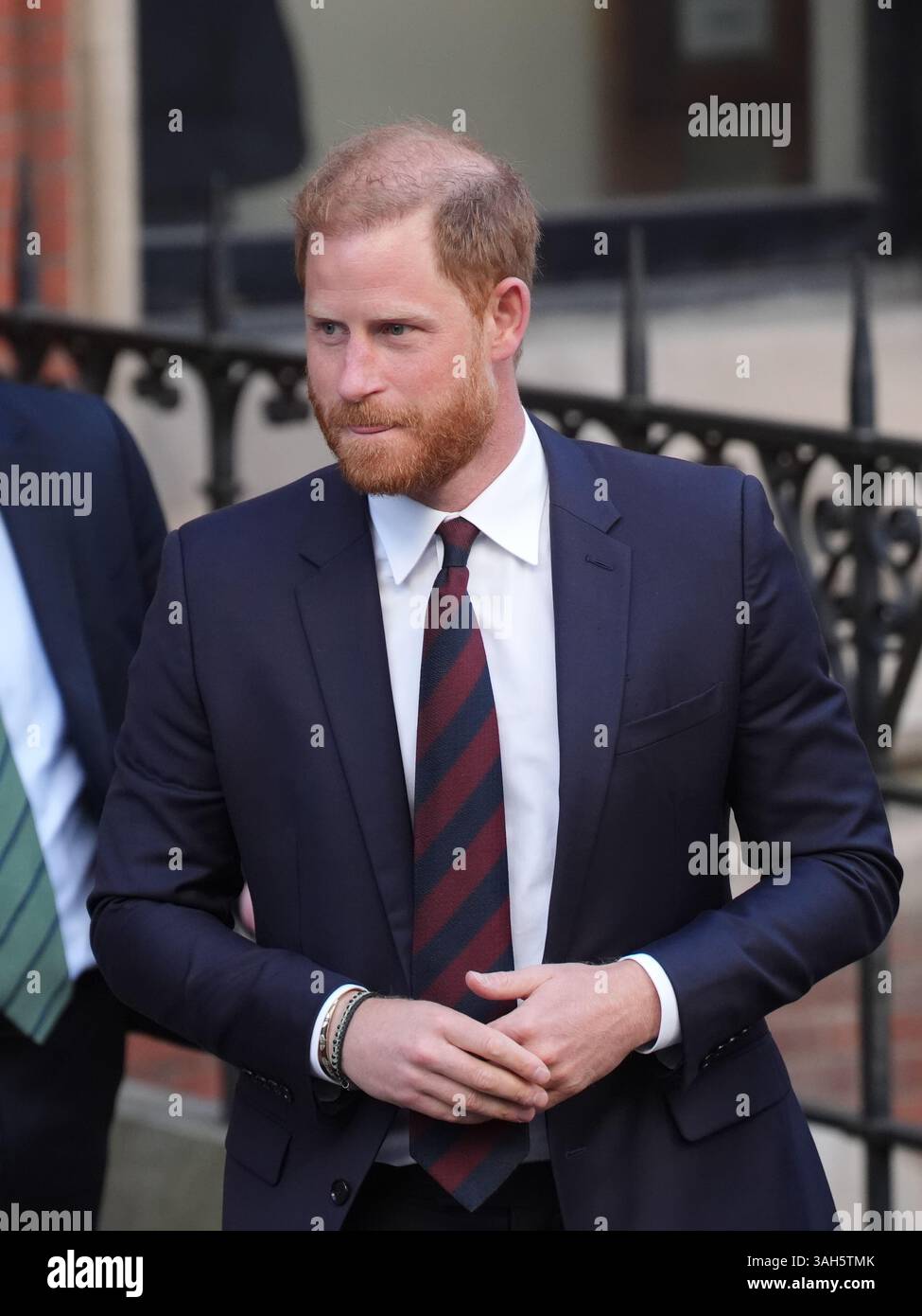 Der Duke of Sussex verlässt die Royal Courts of Justice in Central London, nachdem er gegen ein Urteil des High Court über seine Klage gegen das Innenministerium wegen des Sicherheitsniveaus, das er während seines Aufenthalts im Vereinigten Königreich erhält, Berufung eingelegt hatte. Bilddatum: Mittwoch, 9. April 2025. Stockfoto
