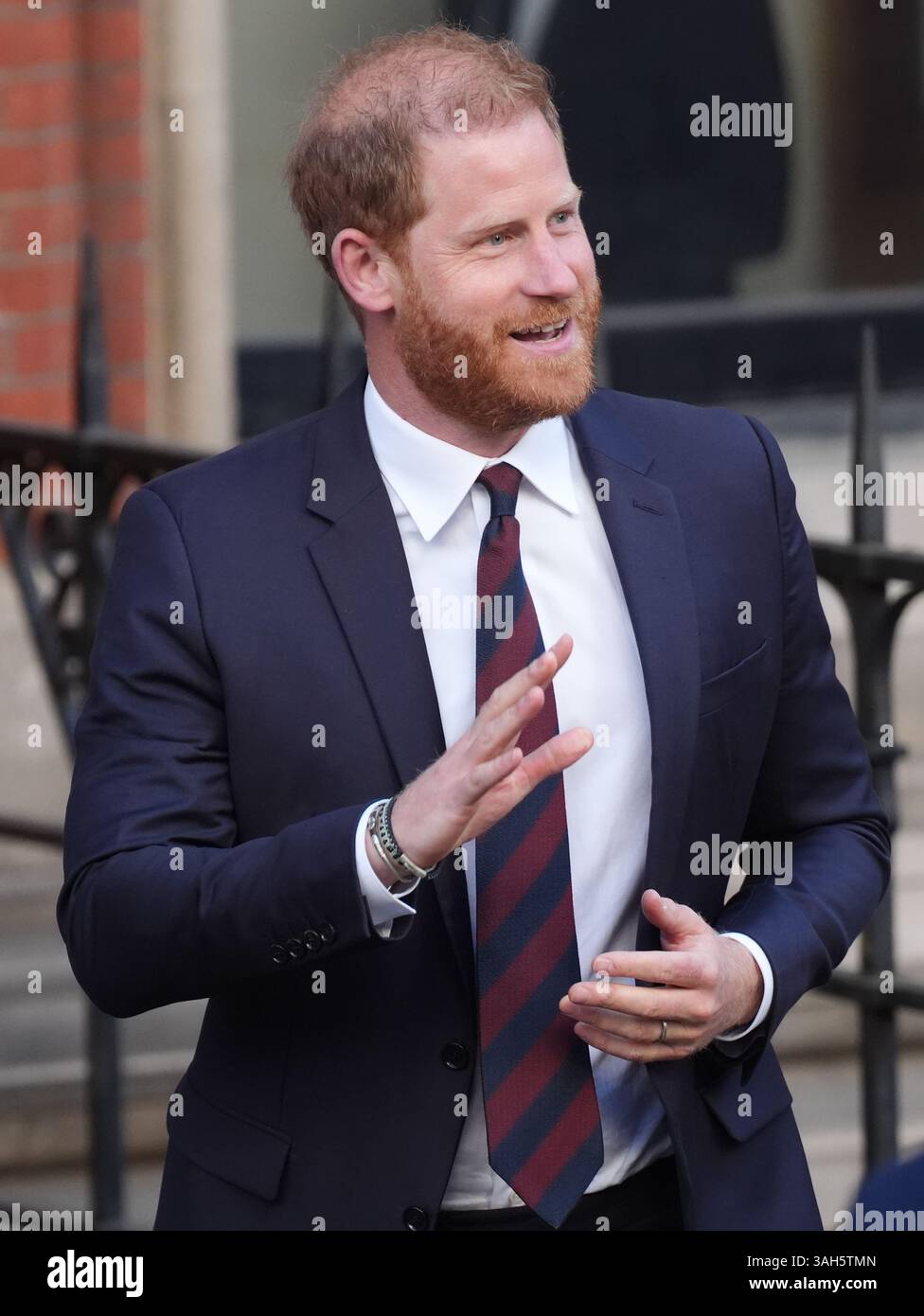 Der Duke of Sussex verlässt die Royal Courts of Justice in Central London, nachdem er gegen ein Urteil des High Court über seine Klage gegen das Innenministerium wegen des Sicherheitsniveaus, das er während seines Aufenthalts im Vereinigten Königreich erhält, Berufung eingelegt hatte. Bilddatum: Mittwoch, 9. April 2025. Stockfoto