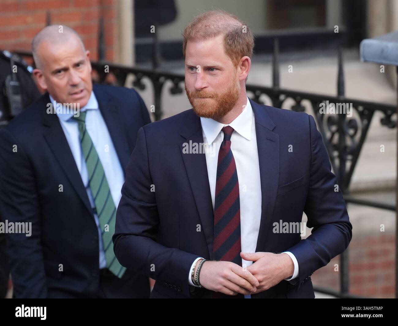 Der Duke of Sussex verlässt die Royal Courts of Justice in Central London, nachdem er gegen ein Urteil des High Court über seine Klage gegen das Innenministerium wegen des Sicherheitsniveaus, das er während seines Aufenthalts im Vereinigten Königreich erhält, Berufung eingelegt hatte. Bilddatum: Mittwoch, 9. April 2025. Stockfoto