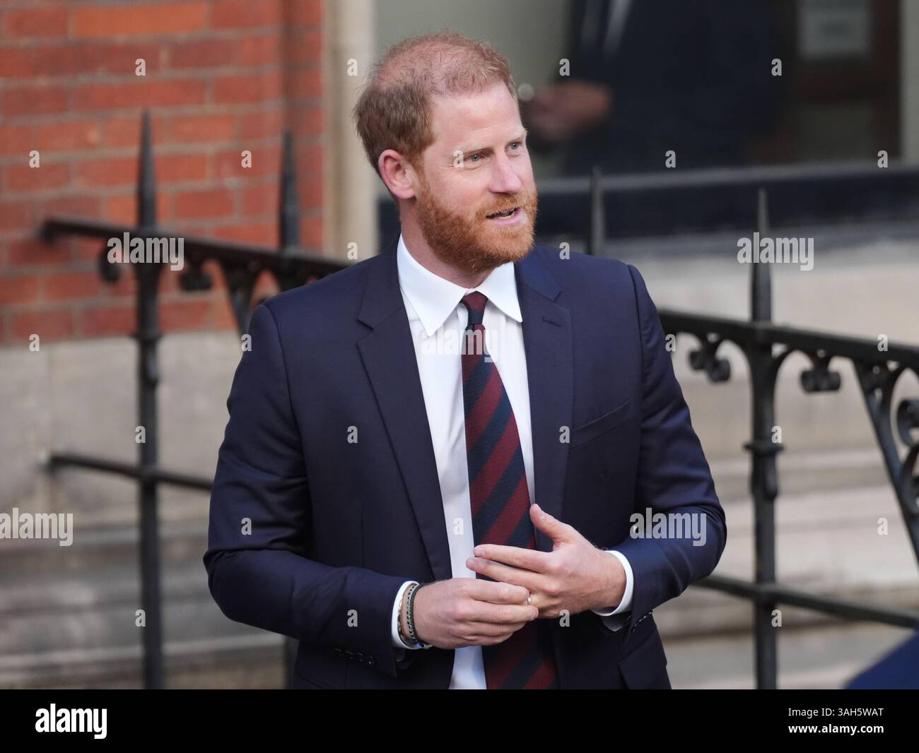 Der Duke of Sussex verlässt die Royal Courts of Justice in Central London, nachdem er gegen ein Urteil des High Court über seine Klage gegen das Innenministerium wegen des Sicherheitsniveaus, das er während seines Aufenthalts im Vereinigten Königreich erhält, Berufung eingelegt hatte. Bilddatum: Mittwoch, 9. April 2025. Stockfoto