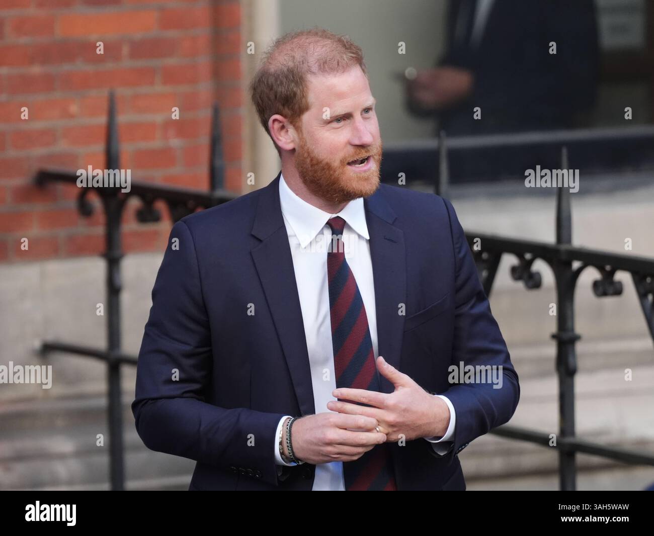 Der Duke of Sussex verlässt die Royal Courts of Justice in Central London, nachdem er gegen ein Urteil des High Court über seine Klage gegen das Innenministerium wegen des Sicherheitsniveaus, das er während seines Aufenthalts im Vereinigten Königreich erhält, Berufung eingelegt hatte. Bilddatum: Mittwoch, 9. April 2025. Stockfoto
