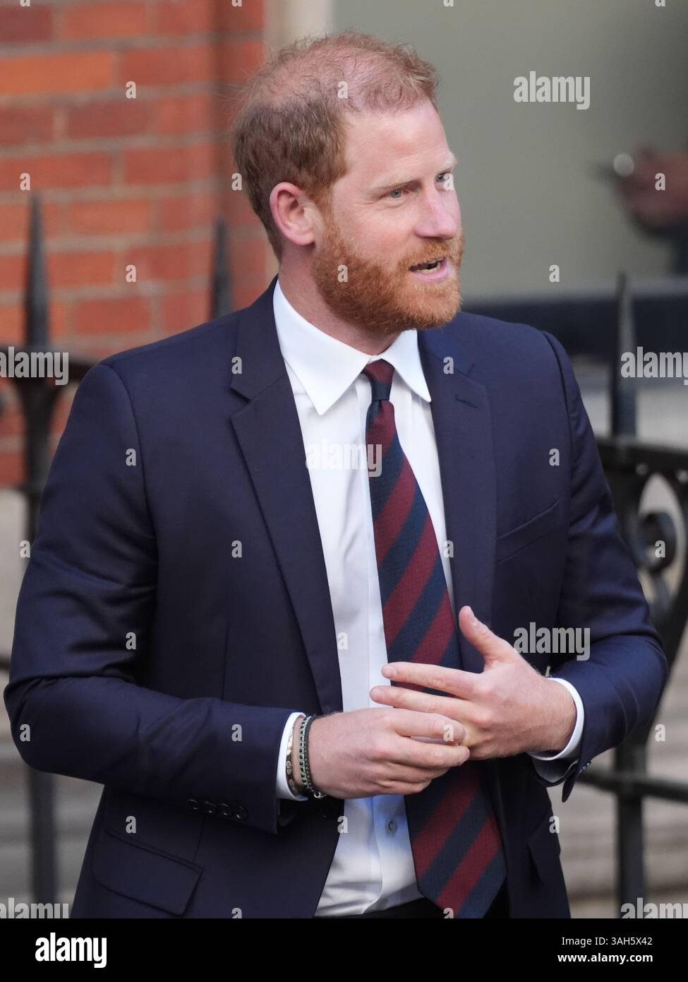 Der Duke of Sussex verlässt die Royal Courts of Justice in Central London, nachdem er gegen ein Urteil des High Court über seine Klage gegen das Innenministerium wegen des Sicherheitsniveaus, das er während seines Aufenthalts im Vereinigten Königreich erhält, Berufung eingelegt hatte. Bilddatum: Mittwoch, 9. April 2025. Stockfoto