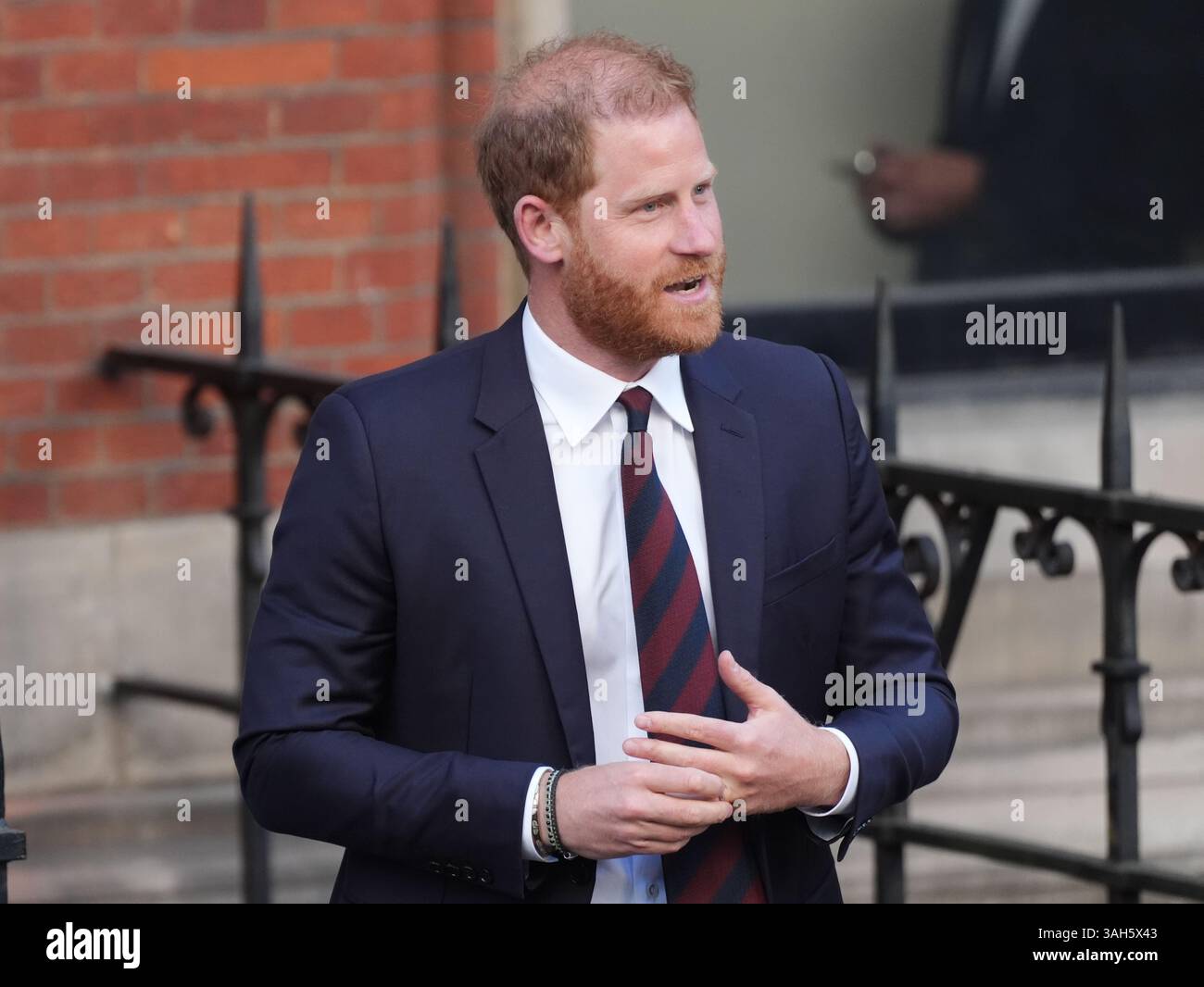 Der Duke of Sussex verlässt die Royal Courts of Justice in Central London, nachdem er gegen ein Urteil des High Court über seine Klage gegen das Innenministerium wegen des Sicherheitsniveaus, das er während seines Aufenthalts im Vereinigten Königreich erhält, Berufung eingelegt hatte. Bilddatum: Mittwoch, 9. April 2025. Stockfoto