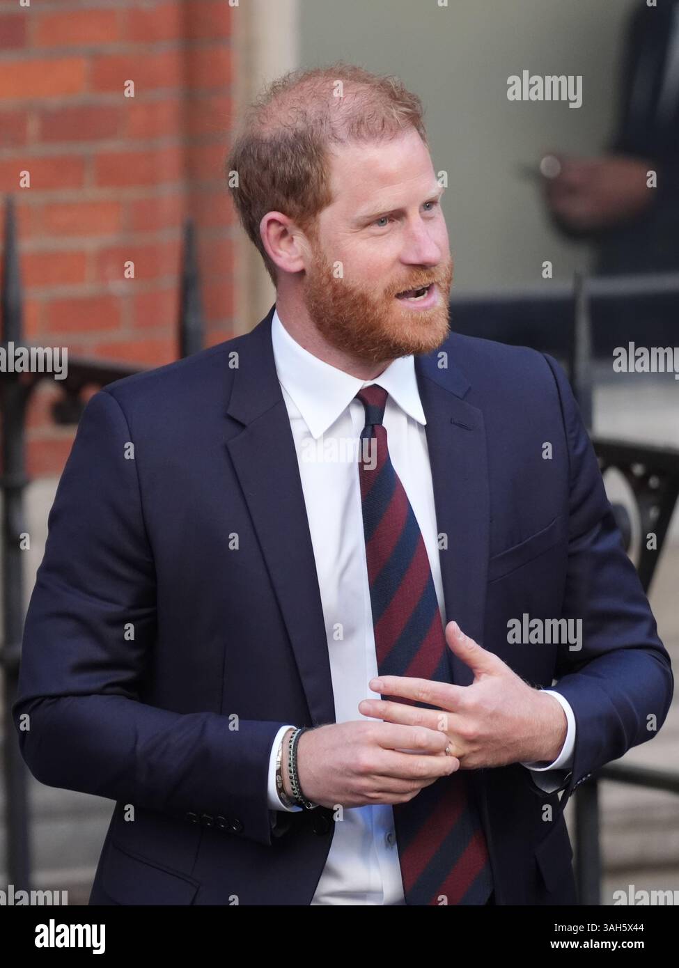Der Duke of Sussex verlässt die Royal Courts of Justice in Central London, nachdem er gegen ein Urteil des High Court über seine Klage gegen das Innenministerium wegen des Sicherheitsniveaus, das er während seines Aufenthalts im Vereinigten Königreich erhält, Berufung eingelegt hatte. Bilddatum: Mittwoch, 9. April 2025. Stockfoto