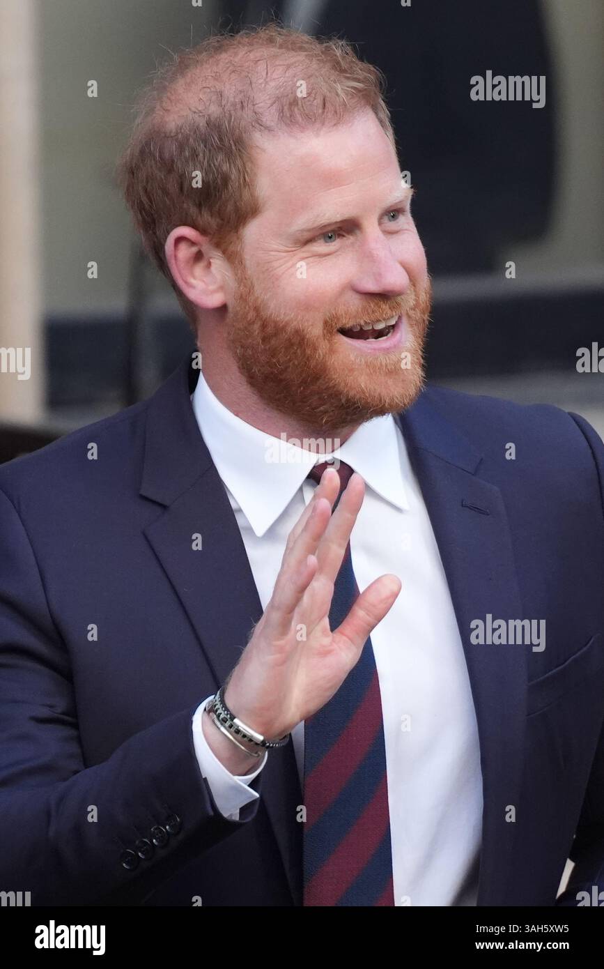 Der Duke of Sussex verlässt die Royal Courts of Justice in Central London, nachdem er gegen ein Urteil des High Court über seine Klage gegen das Innenministerium wegen des Sicherheitsniveaus, das er während seines Aufenthalts im Vereinigten Königreich erhält, Berufung eingelegt hatte. Bilddatum: Mittwoch, 9. April 2025. Stockfoto