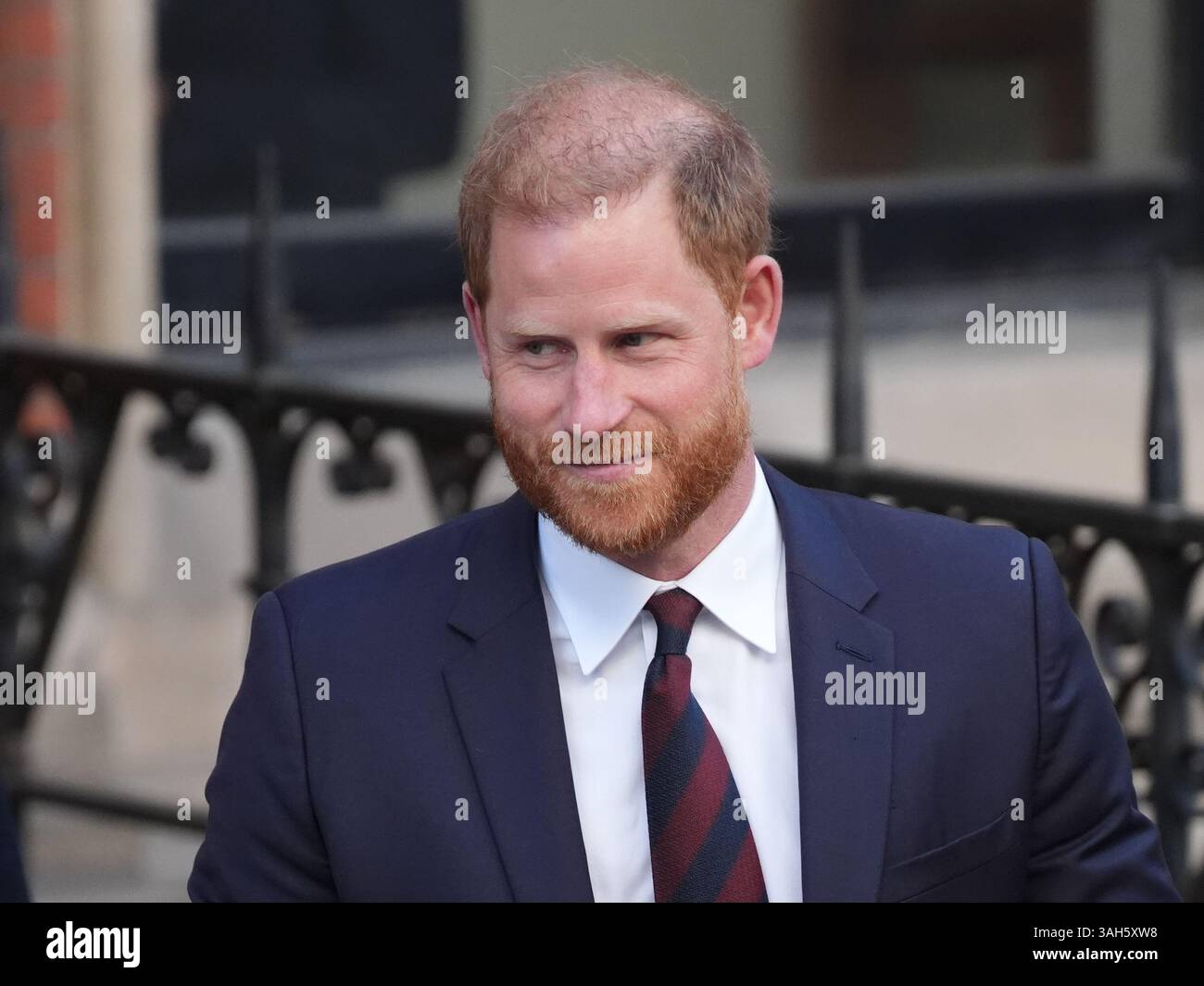 Der Duke of Sussex verlässt die Royal Courts of Justice in Central London, nachdem er gegen ein Urteil des High Court über seine Klage gegen das Innenministerium wegen des Sicherheitsniveaus, das er während seines Aufenthalts im Vereinigten Königreich erhält, Berufung eingelegt hatte. Bilddatum: Mittwoch, 9. April 2025. Stockfoto