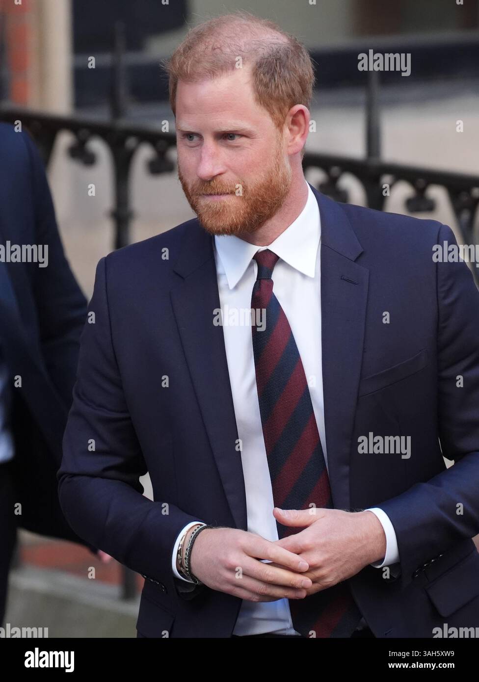 Der Duke of Sussex verlässt die Royal Courts of Justice in Central London, nachdem er gegen ein Urteil des High Court über seine Klage gegen das Innenministerium wegen des Sicherheitsniveaus, das er während seines Aufenthalts im Vereinigten Königreich erhält, Berufung eingelegt hatte. Bilddatum: Mittwoch, 9. April 2025. Stockfoto