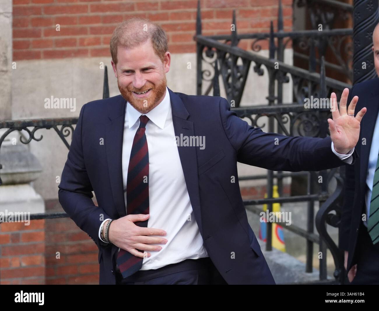 Der Duke of Sussex verlässt die Royal Courts of Justice in Central London, nachdem er gegen ein Urteil des High Court über seine Klage gegen das Innenministerium wegen des Sicherheitsniveaus, das er während seines Aufenthalts im Vereinigten Königreich erhält, Berufung eingelegt hatte. Bilddatum: Mittwoch, 9. April 2025. Stockfoto