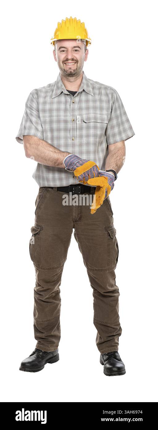 Lächelnder Bauarbeiter, der Arbeitshandschuhe isoliert anzieht Stockfoto