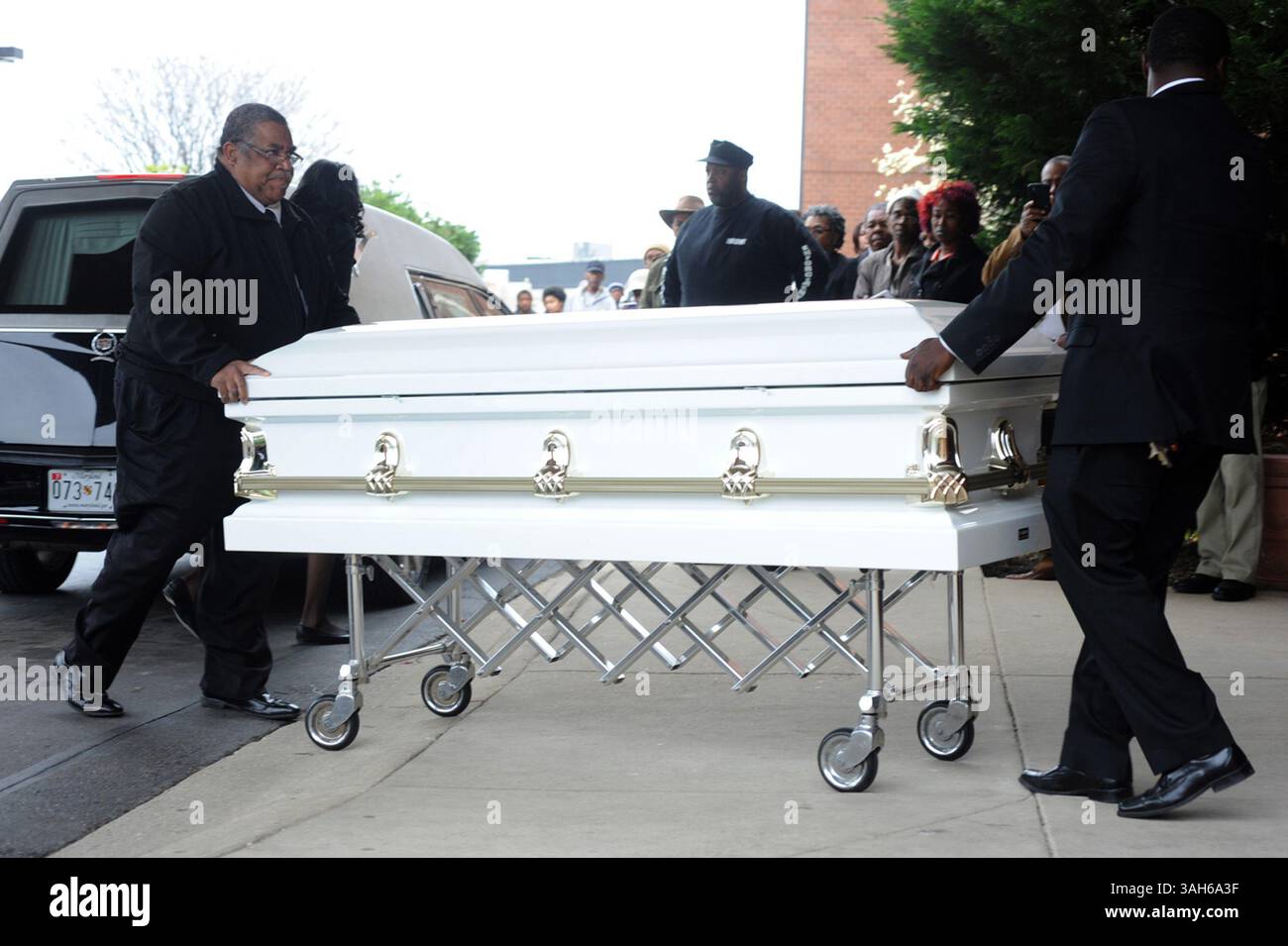 27. April 2015 - Baltimore, MD, USA - Freddie Grays Sarg wird zu seiner Beerdigung am Montag, 27. April 2015 in Baltimore, MD, in die New Shiloh Baptist Church gebracht (Foto: © Algerina Perna/TNS/ZUMA Wire) Stockfoto