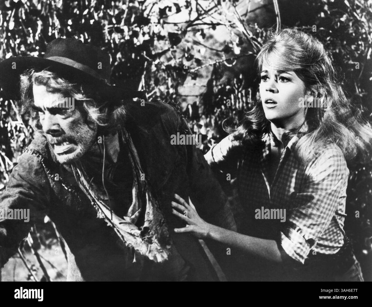 Westliche Komödie. Als Tim Strawn (LEE MARVIN) ihren Vater für einen Landentwickler tötet, wird Cat Ballou (JANE FONDA) zu einem Gesetzlosen, der auf Rache geht. Mit der Hilfe eines abgewaschenen Revolverhelden Shelleen (auch Marvin in einer Doppelrolle) schlägt Cat die Firma zurück, die Strawn und Strawn selbst eingestellt hatte. Regie: Elliot Silverstein (Foto: © JT Vintage Via ZUMA Press Wire) Stockfoto