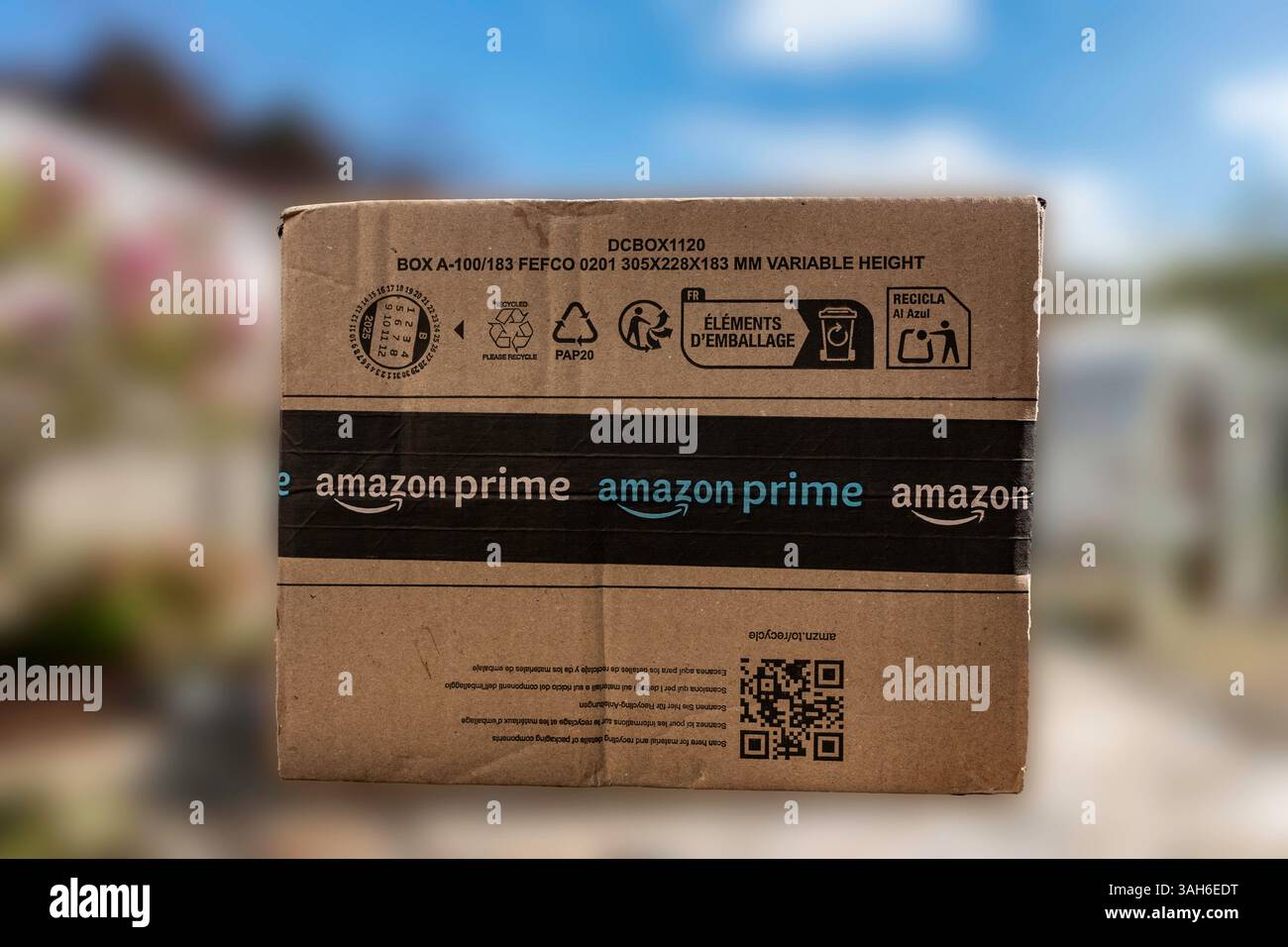 Ein Versandkarton von Amazon Prime. Stockfoto