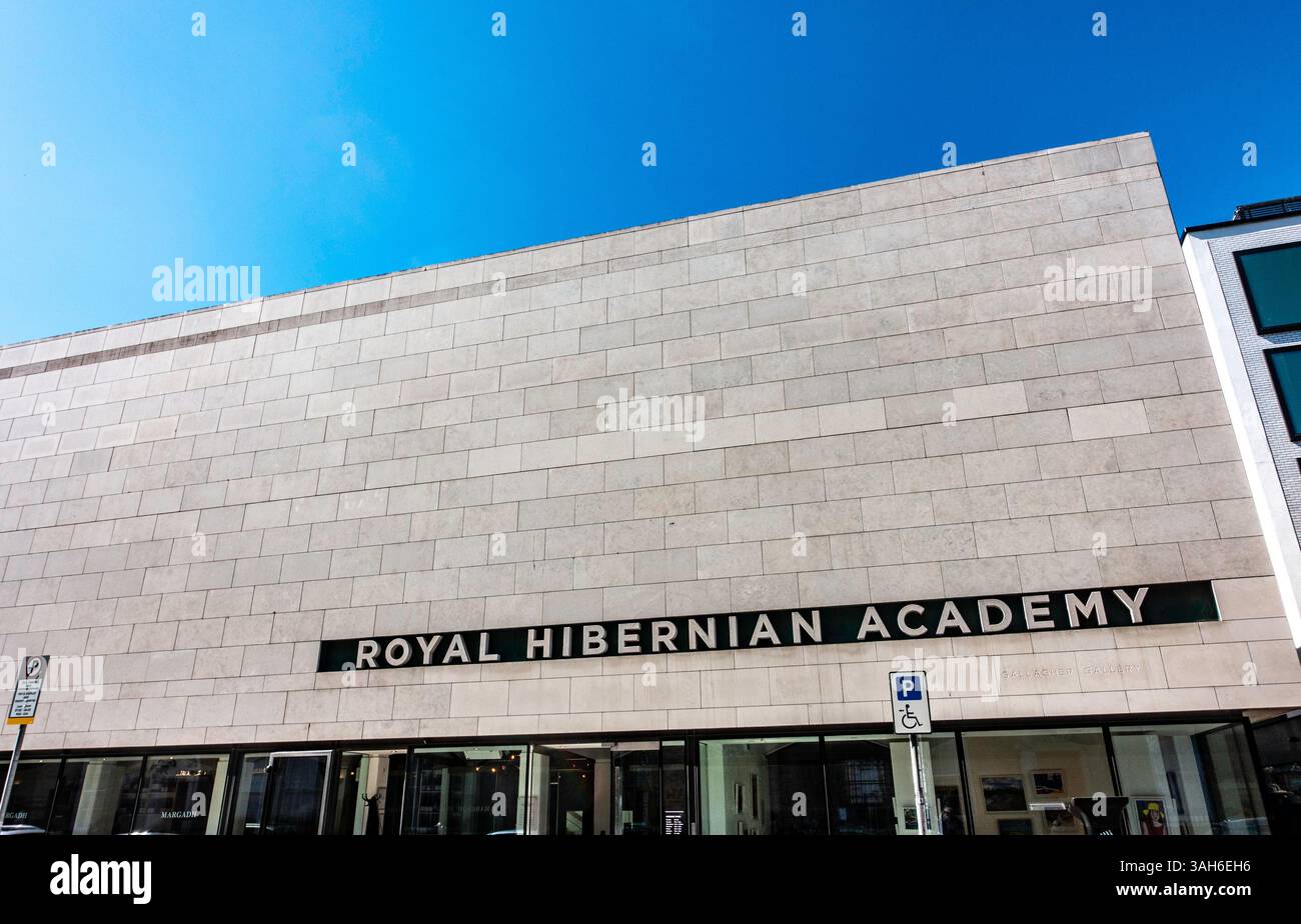 Die Royal Hibernian Academy in Ely Place, Dublin, zeigt zeitgenössische Kunst und veranstaltet das ganze Jahr über verschiedene Ausstellungen. Stockfoto