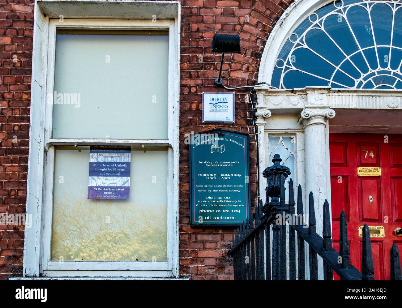 Die Central Catholic Library in Merrion Square, Dublin, Irland. Eine breite Sammlung von Büchern der katholischen christlichen Tradition. Stockfoto