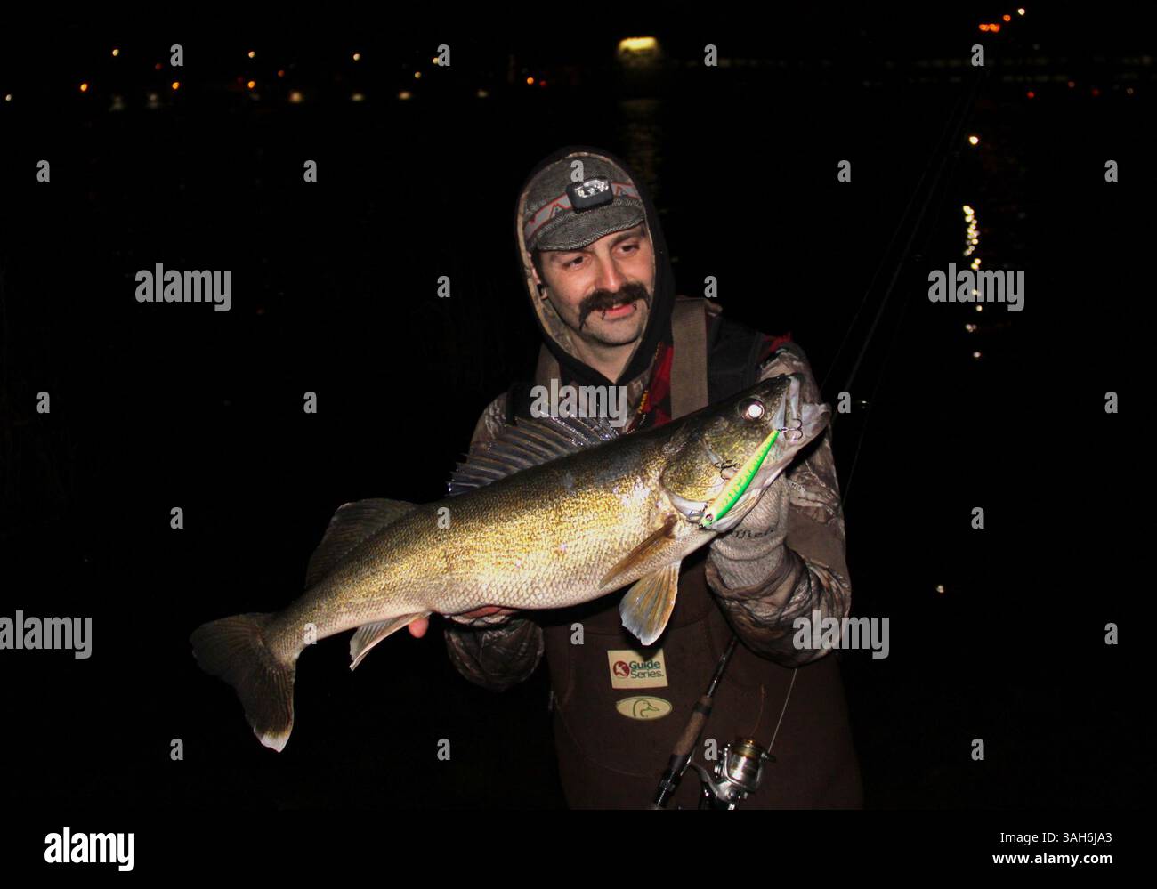 27. März 2015 – WI, USA – Jay Cummings aus Waukesha hält einen 30-Zoll-Walleye, der am 21. März 2015 in de Pere, Wiss. Auf dem Fox River gefangen wurde (Foto: © Paul A. Smith/TNS/ZUMA Wire) Stockfoto