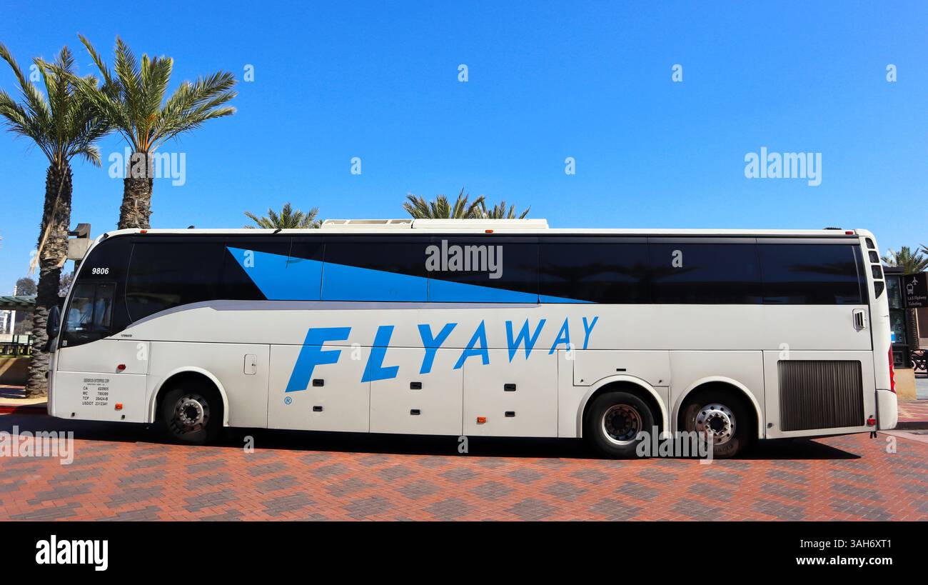 Los Angeles, Kalifornien: LAX FlyAway Bus. Flyaway ist ein Flughafen-Shuttleservice, der Passagiere zum und vom Flughafen LAX bringt Stockfoto
