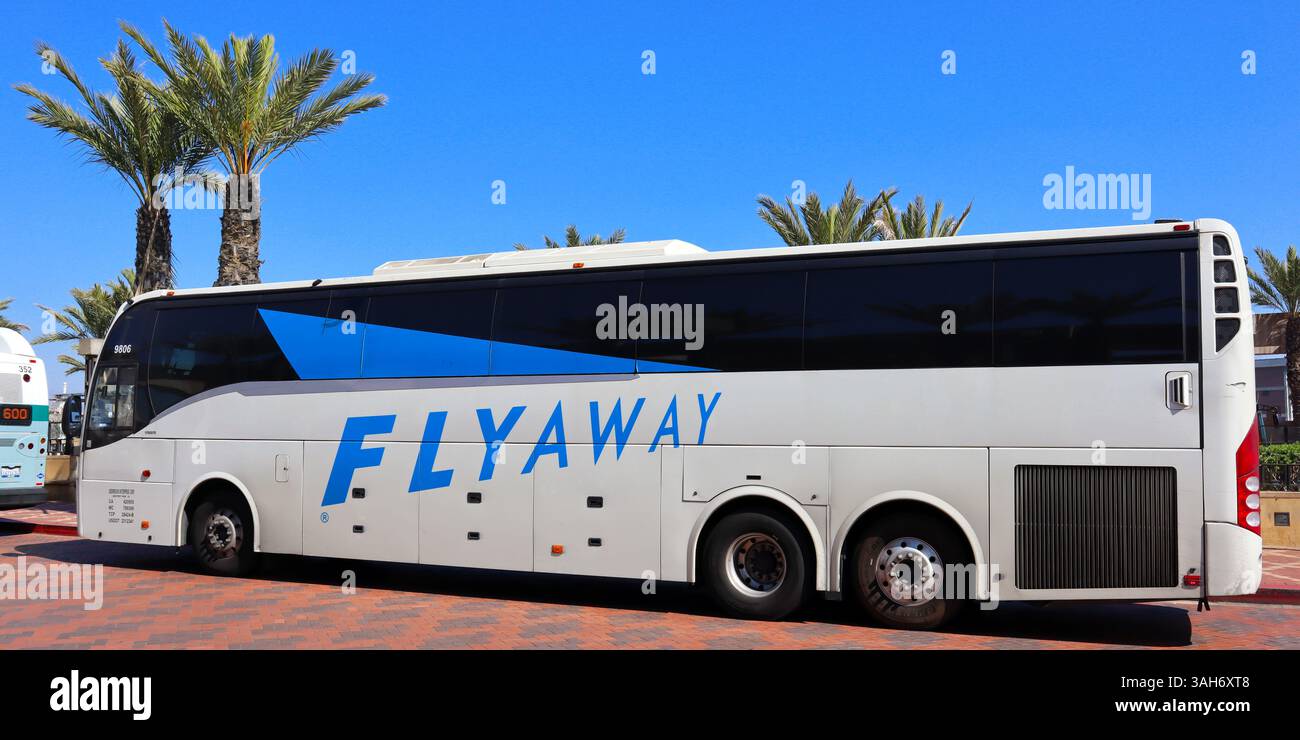 Los Angeles, Kalifornien: LAX FlyAway Bus. Flyaway ist ein Flughafen-Shuttleservice, der Passagiere zum und vom Flughafen LAX bringt Stockfoto