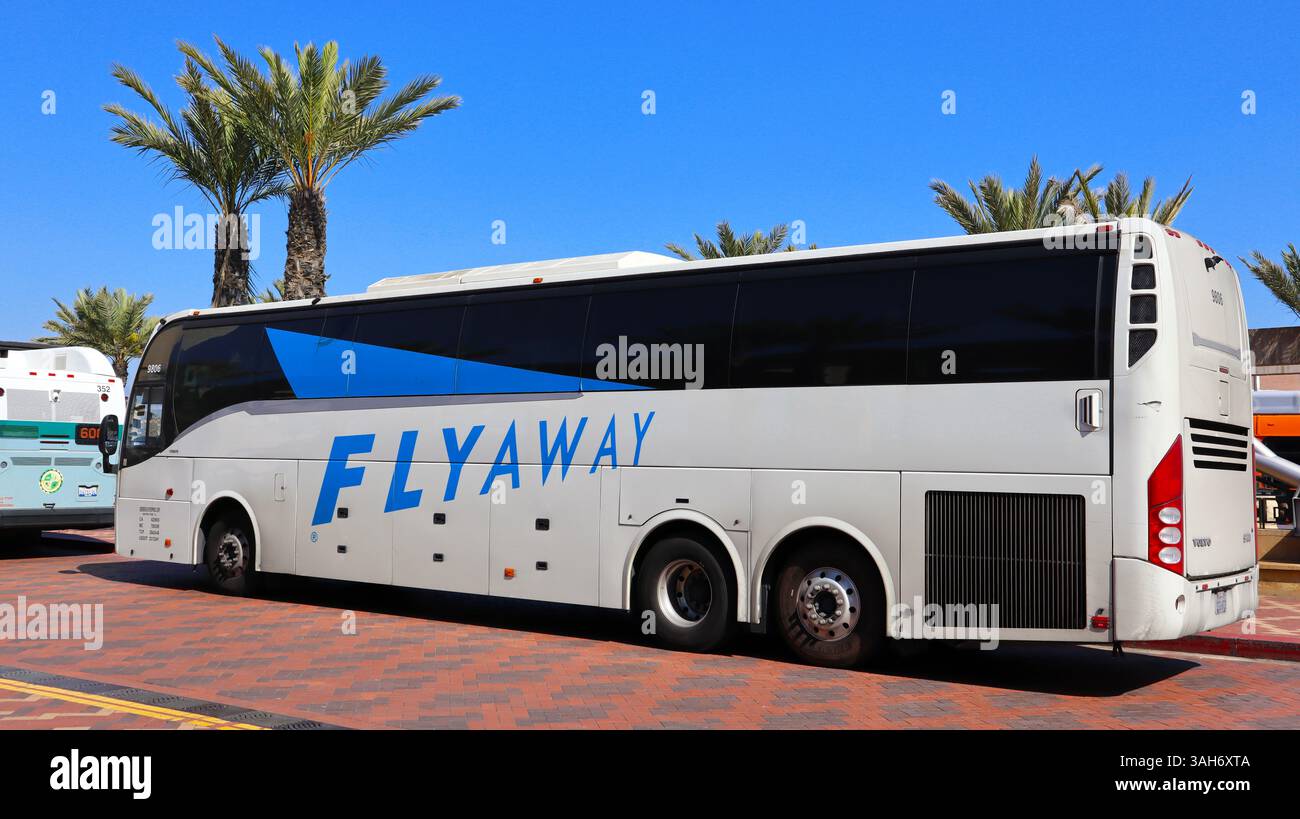Los Angeles, Kalifornien: LAX FlyAway Bus. Flyaway ist ein Flughafen-Shuttleservice, der Passagiere zum und vom Flughafen LAX bringt Stockfoto