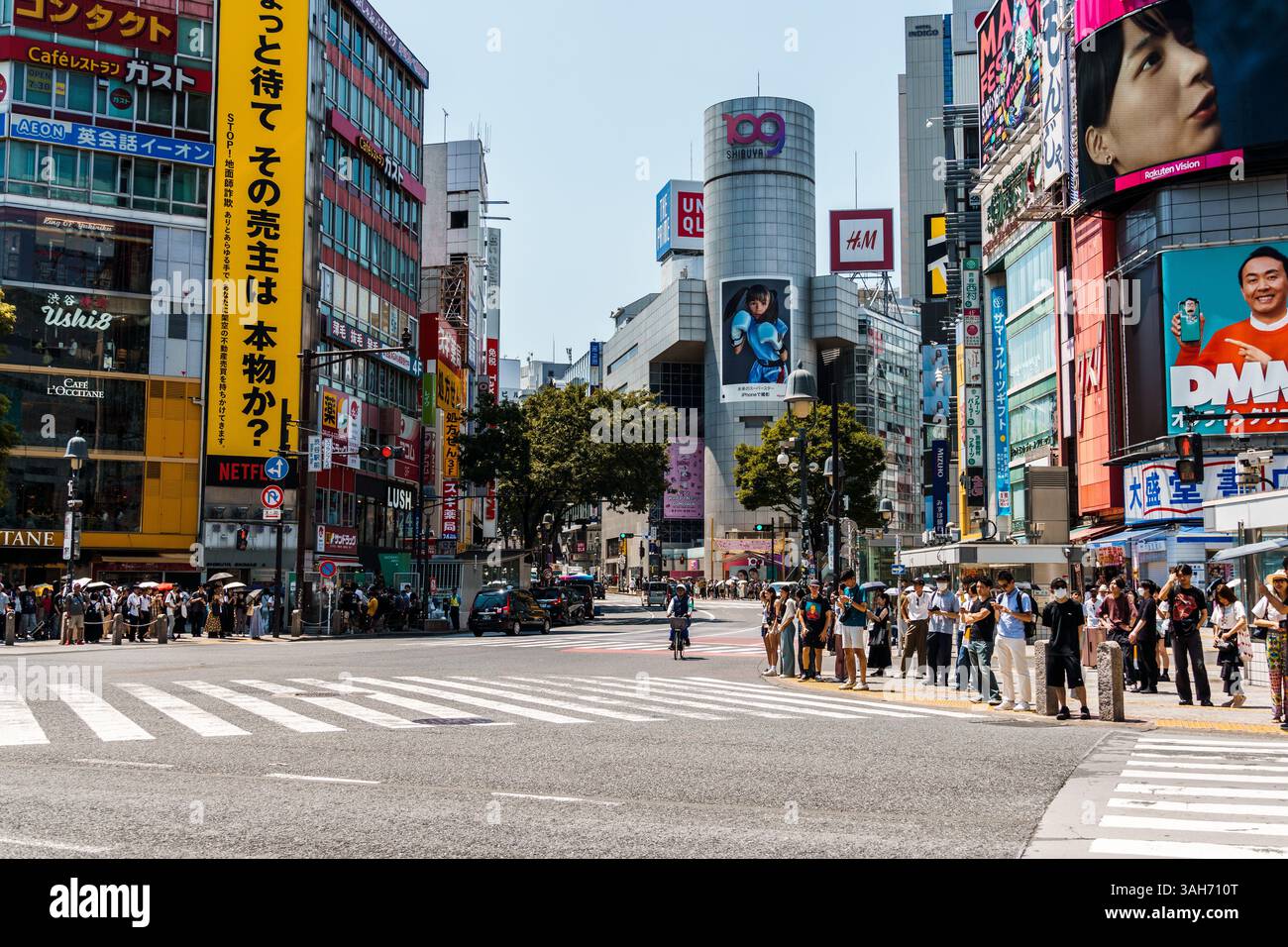 Tokio, Japan - 4. August 2024: Eine lebhafte Tagesszene, die die berühmte Shibuya-Kreuzung in Tokio, die von Fußgängern umgeben ist und von Schlepptau umgeben ist, feststellt Stockfoto