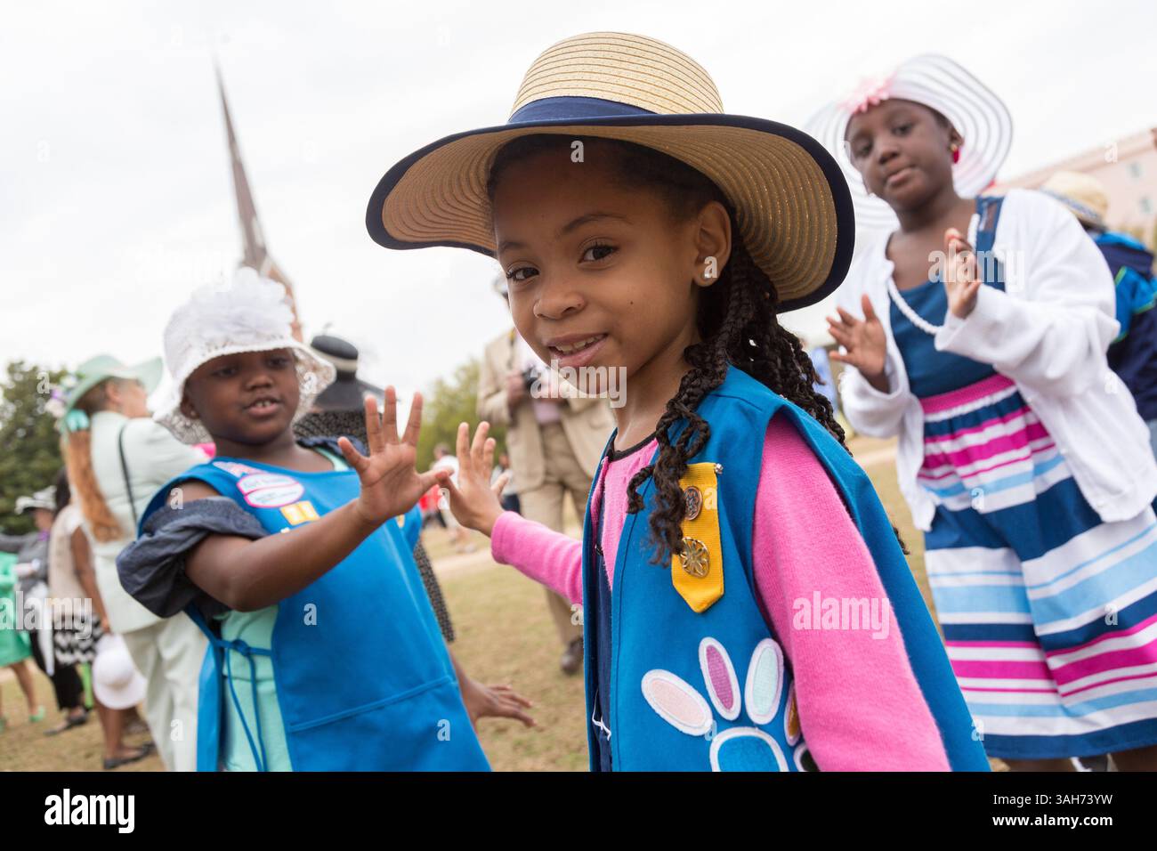 4. April 2015 – Charleston, South Carolina, Vereinigte Staaten von Amerika – Kinder spielen in ihrer Osterpracht während der jährlichen hat Ladies Easter Gathering am Marion Square am 4. April 2015 in Charleston, SC. Die Gruppe ehrt die Tradition, Hüte und Promenaden durch den historischen Bezirk zu tragen. (Bild: © Richard Ellis/ZUMA Wire) Stockfoto