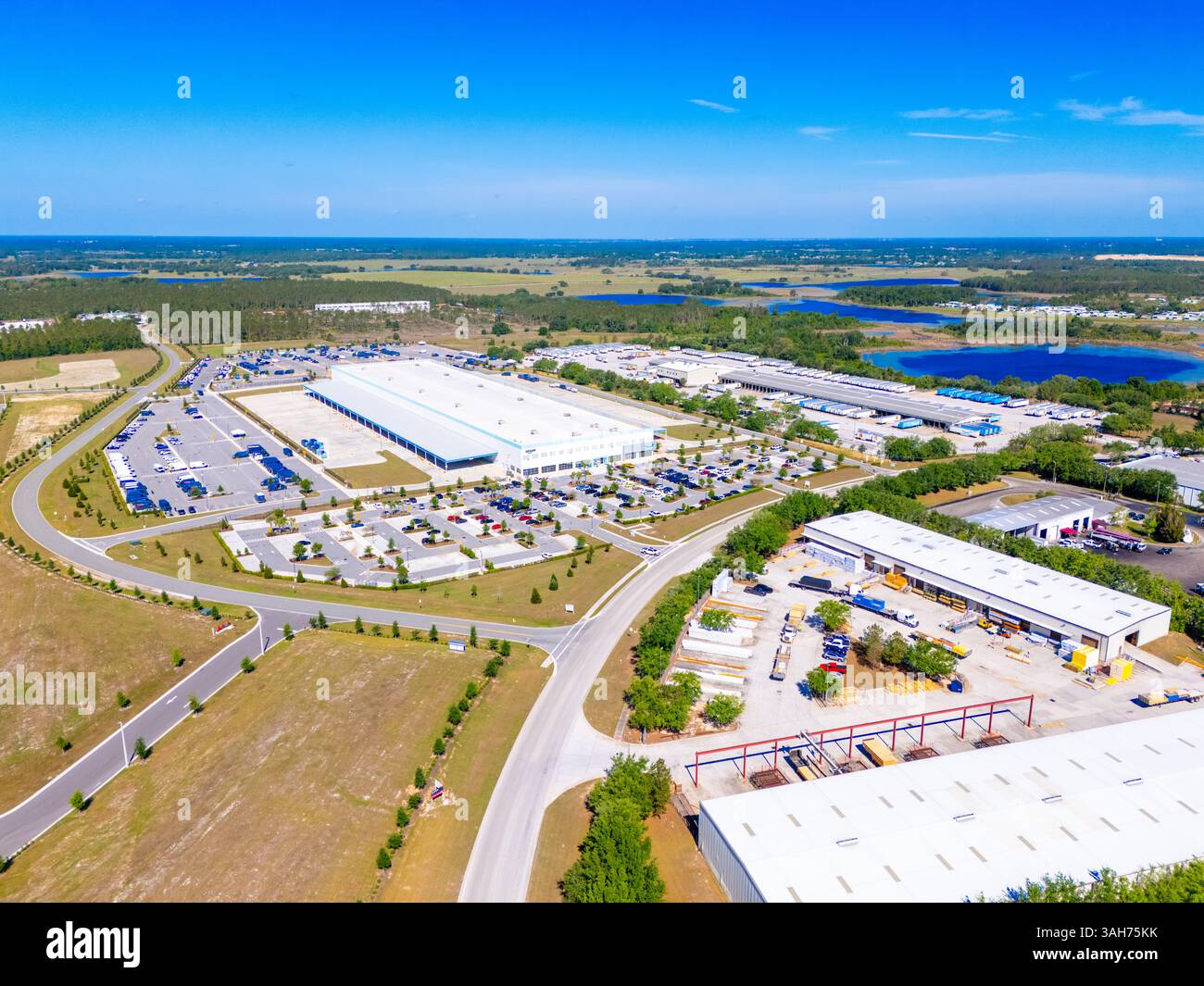 Groveland, FL, USA - 7. April 2025: Groveland Florida Amazon Vertriebszentrum Stockfoto