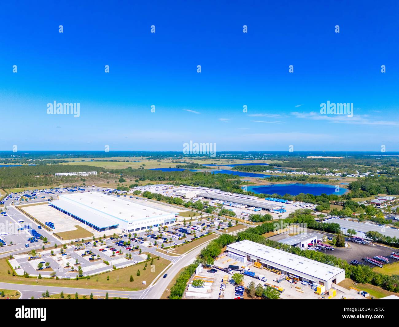 Groveland, FL, USA - 7. April 2025: Groveland Florida Amazon Vertriebszentrum Stockfoto