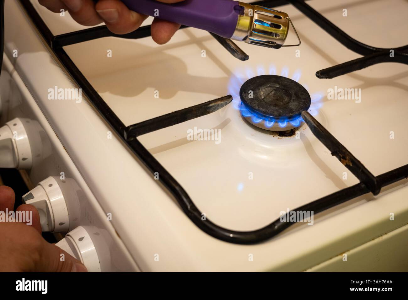 Gaspreise. Ich habe den Gasherd in der Wohnung angezündet. Stockfoto