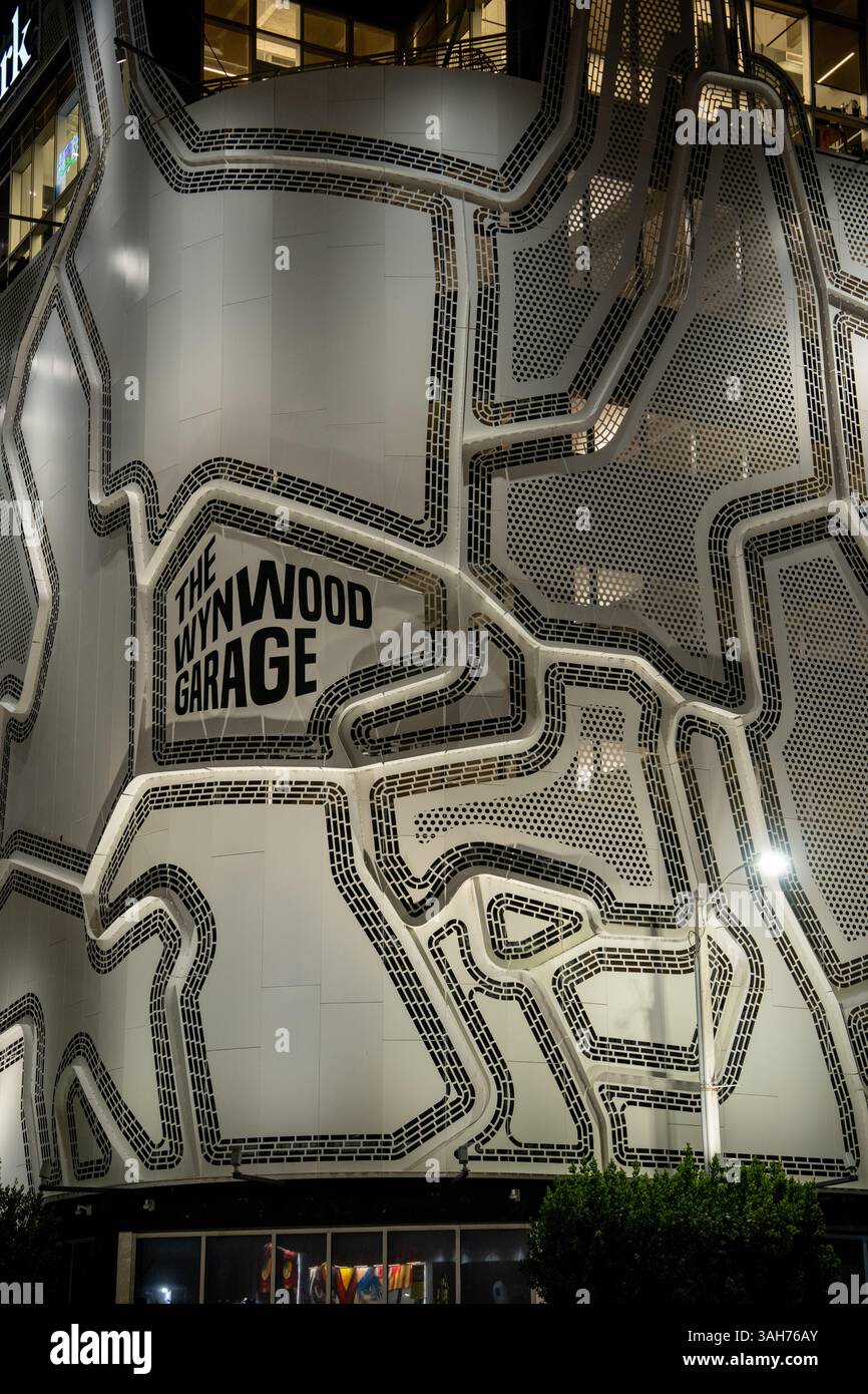 Miami, FL, USA - 28. März 2025: Nachtfoto der Parkgarage in Wynwood Stockfoto