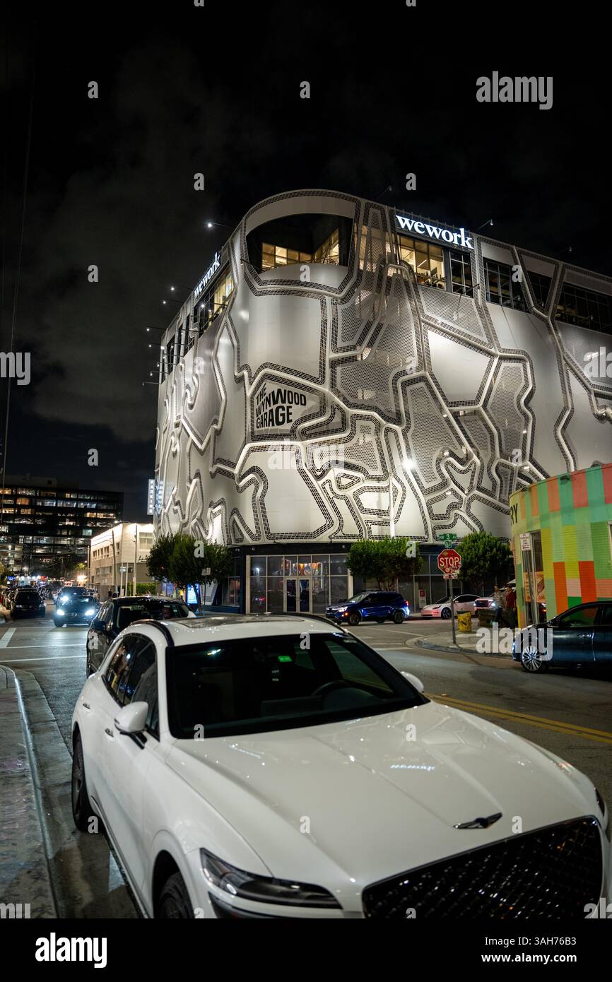 Miami, FL, USA - 28. März 2025: Nachtfoto der Parkgarage in Wynwood Stockfoto