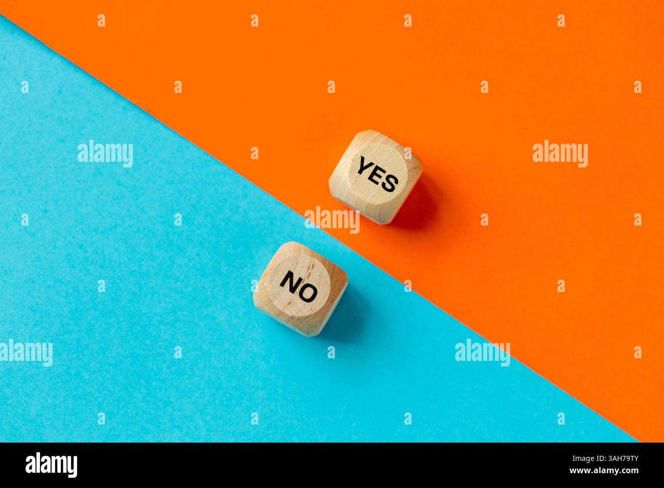Symbole Ja und Nein, Zustimmung und Ablehnung, Symbole Ja und Nein auf orangeblauem Hintergrund. Stockfoto