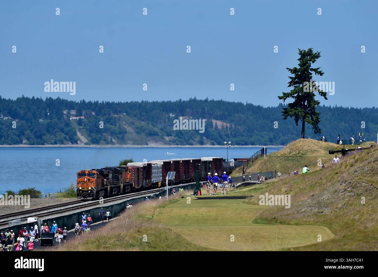Am 17. Juni 2015 fährt Ein Zug am Open Course Wednesday in CHAMBERS BAY, University Place, Washington vorbei. . . George Holland / Cal Sport Media. (Bild: © George Holland/Cal Sport Media/ZUMAPRESS.com) Stockfoto