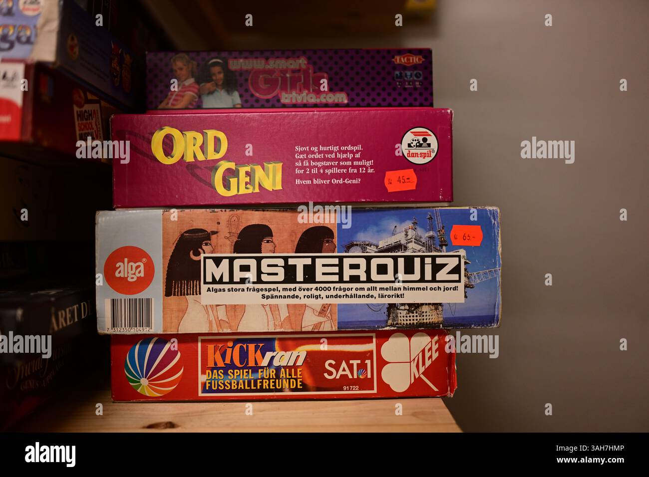 Örkelljunga, Skåne, Schweden. April 2025. Citykyrkan Second Hand Shop. Brettspiele zum Verkauf. Stockfoto