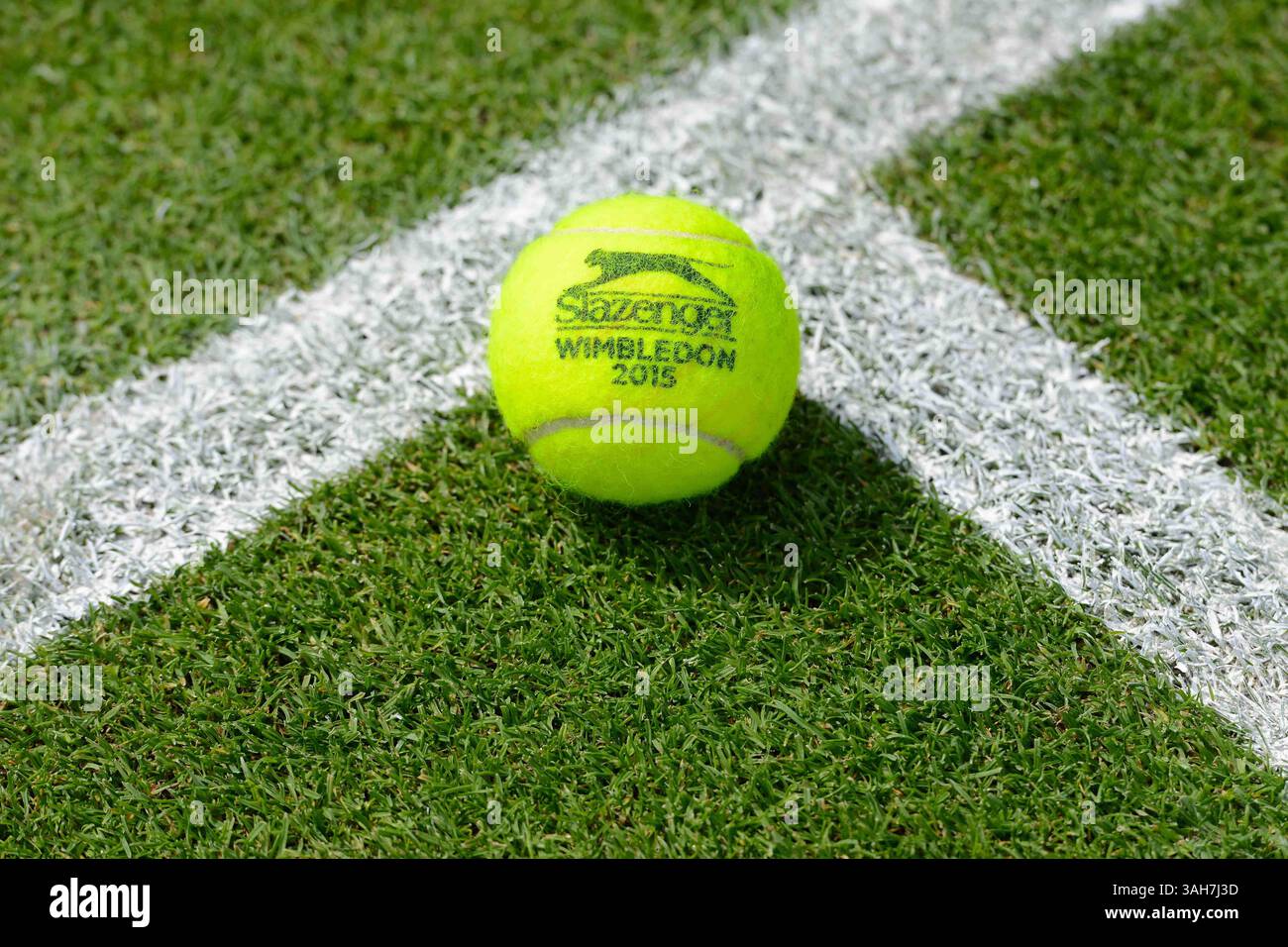 19. Juni 2015 - Birmingham, England - Ein Slazenger Wimbledon Tennisball wird auf dem Rasenplatz im Edgbaston Priory Club in Birmingham gezeigt (Bild: © Christopher Levy/ZUMA Wire/ZUMAPRESS.com) Stockfoto