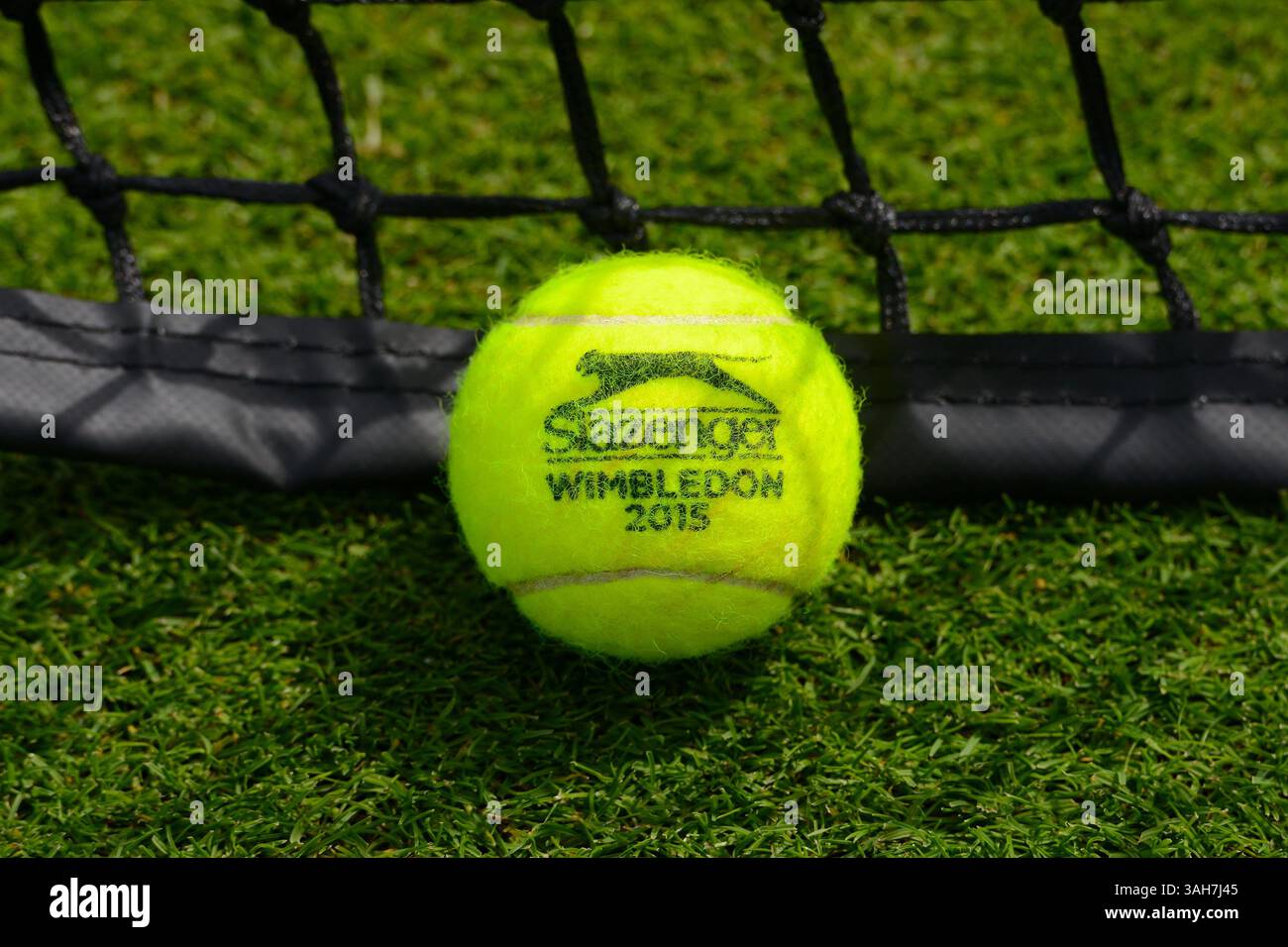 19. Juni 2015 - Birmingham, England - Ein Slazenger Wimbledon Tennisball wird auf dem Rasenplatz im Edgbaston Priory Club in Birmingham gezeigt (Bild: © Christopher Levy/ZUMA Wire/ZUMAPRESS.com) Stockfoto