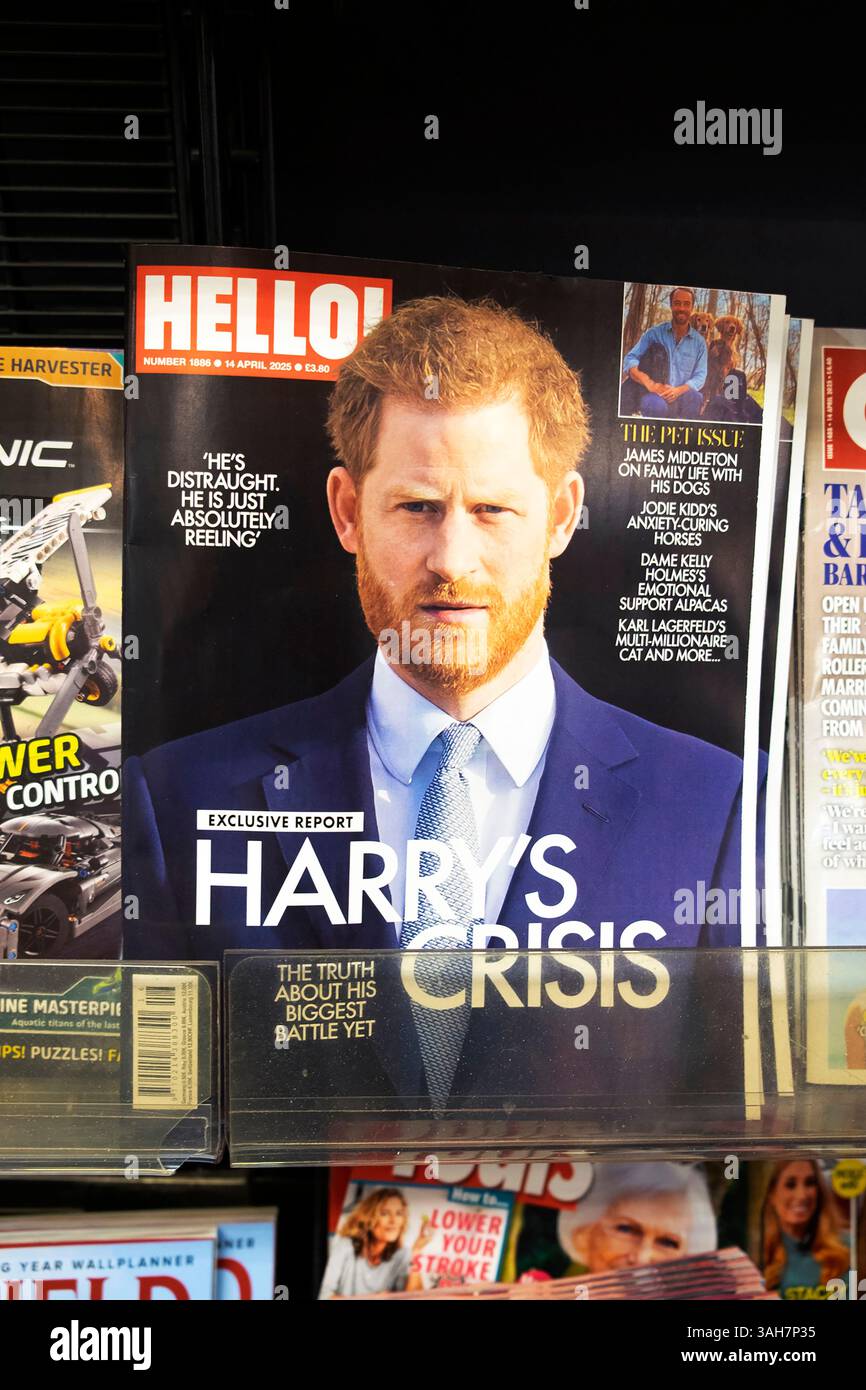 Prinz „Harry's Crisis“ Magazin Schlagzeile Titelseite HALLO! HALLO Magazin auf Supermarkt Regal Magazin Rack London England UK April 2025 Stockfoto