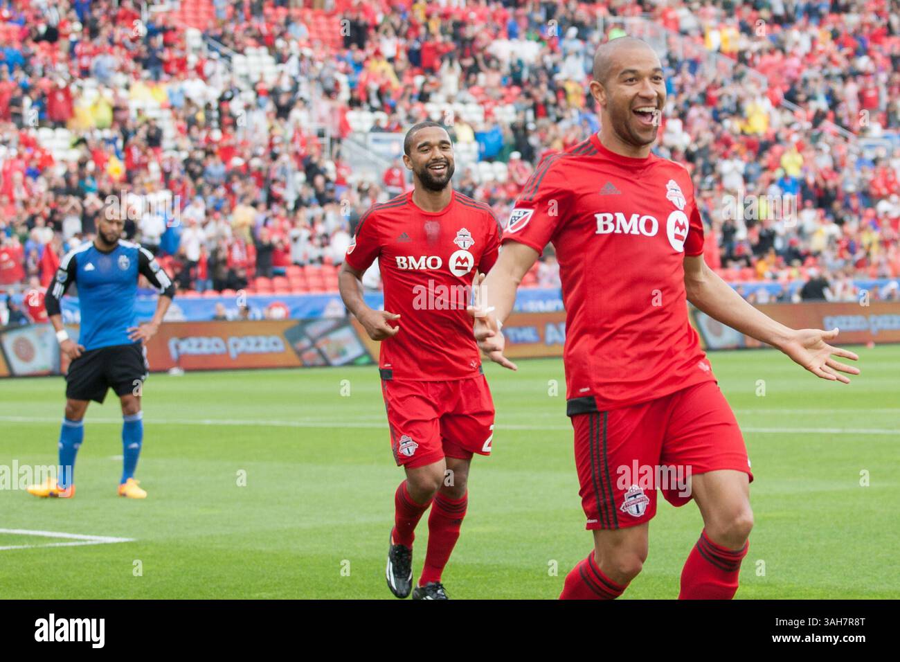 30. Mai 2015: Torontos FC-Stürmer Luke Moore (27) feiert sein Tor in der ersten Halbzeit bei einem MLS-Spiel zwischen dem Toronto FC und San Jose Earthakes im BMO Field in Toronto, ON. (Bild: © Kevin Sousa/Cal Sport Media/ZUMAPRESS.com) Stockfoto