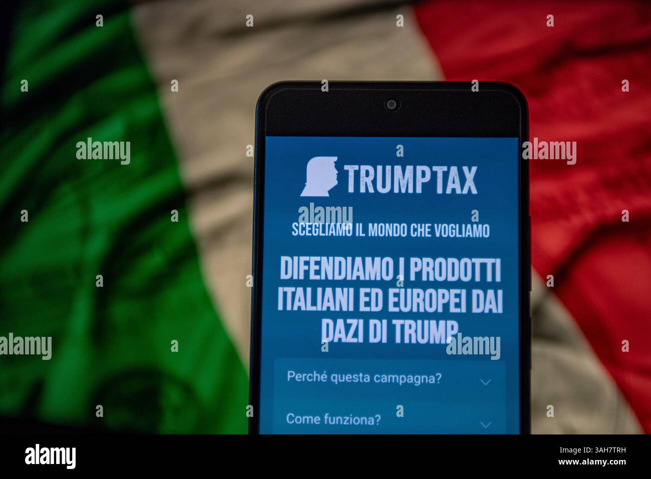 Italien. April 2025. In dieser Fotoabbildung wird die TrumpTax-Webanwendung auf einem Smartphone ausgeführt. Das TrumpTax-Projekt wird von der italienischen Fraktion Alleanza Verdi e Sinistra (Allianz der Grünen und Linken) gefördert, um die Verbraucher über die Herkunft der Produkte zu informieren. Ihr Ziel ist es, den US-Zöllen entgegenzuwirken, indem sie bewusste Kaufentscheidungen fördern. (Credit Image: © Vincenzo Nuzzolese/SOPA Images via ZUMA Press Wire) NUR REDAKTIONELLE VERWENDUNG! Nicht für kommerzielle ZWECKE! Stockfoto