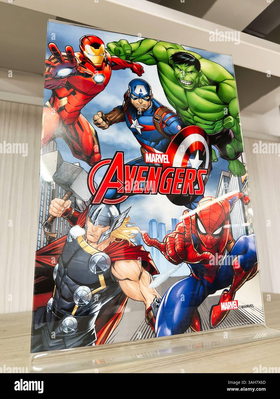 Kiew, Ukraine - 8. April 2025: Lebendige Comic-Avengers-Grafik mit Superhelden, die dynamische Action und legendäre Attribute zeigen Stockfoto