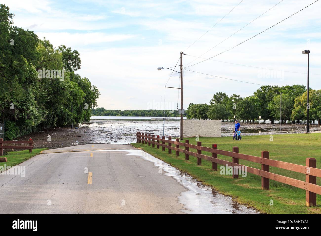Mai 2015: Arlington, Texas, USA S - der Lake Arlington in Arlington, Texas, überfüllt seine Ufer und überschwemmt die umliegenden Parks. (Bild: © Dan Wozniak/ZUMA Wire) Stockfoto