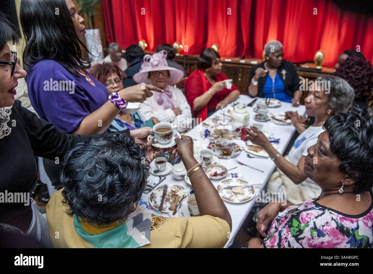 25. März 2015 - London, UK - Szenen im Londoner Posh Club , der seit zehn Wochen in der St Paul's Church Hall in Hackney läuft und ein ausverkaufter Erfolg war . Posh Club ist eine Mischung aus High Tea, Kabarett, Lied und Poesie und hat 150 OAP's von den 70ern bis zu 2 100jährigen betreut. Die Veranstaltung wurde von dem Organisator Duckie organisiert, der Idee von Simon Casson Life Long Hackney, der von seiner Mutter inspiriert wurde, die Veranstaltung zu gestalten, während sie sich nach etwas altmodischer Eleganz und Unterhaltung sehnte, die ältere Menschen zusammenbrachte. Der PC wird durch Lotterie finanziert und Simon hofft, dass er mitbringen kann Stockfoto