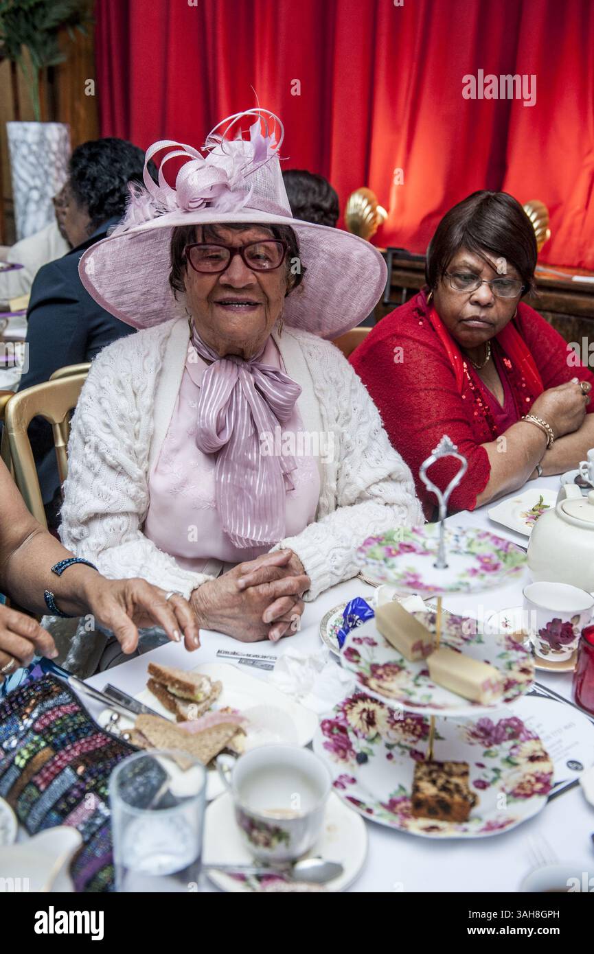 25. März 2015 - London, UK - Szenen im Londoner Posh Club , der seit zehn Wochen in der St Paul's Church Hall in Hackney läuft und ein ausverkaufter Erfolg war . Posh Club ist eine Mischung aus High Tea, Kabarett, Lied und Poesie und hat 150 OAP's von den 70ern bis zu 2 100jährigen betreut. Die Veranstaltung wurde von dem Organisator Duckie organisiert, der Idee von Simon Casson Life Long Hackney, der von seiner Mutter inspiriert wurde, die Veranstaltung zu gestalten, während sie sich nach etwas altmodischer Eleganz und Unterhaltung sehnte, die ältere Menschen zusammenbrachte. Der PC wird durch Lotterie finanziert und Simon hofft, dass er mitbringen kann Stockfoto
