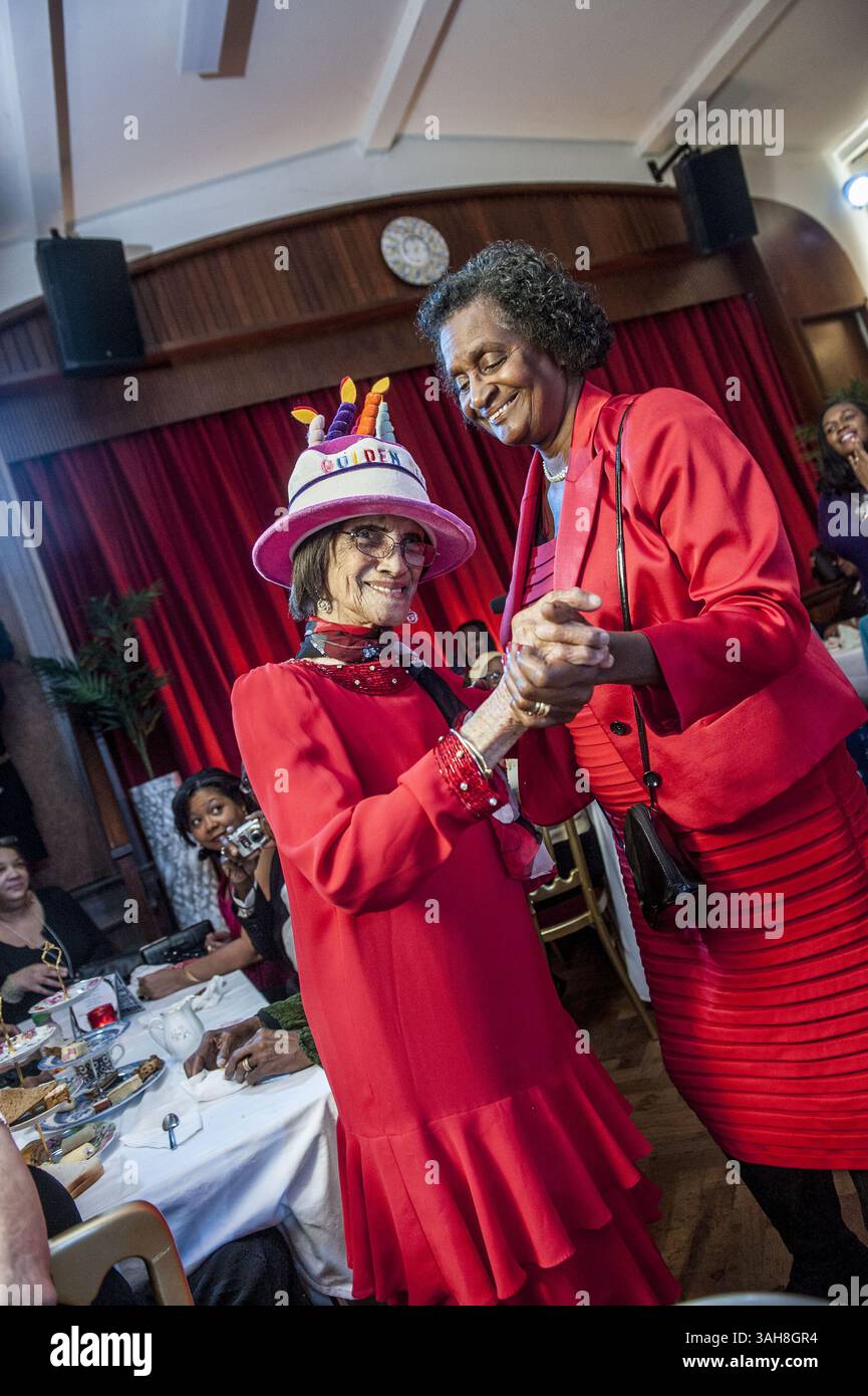 25. März 2015 - London, UK - Szenen im Londoner Posh Club , der seit zehn Wochen in der St Paul's Church Hall in Hackney läuft und ein ausverkaufter Erfolg war . Posh Club ist eine Mischung aus High Tea, Kabarett, Lied und Poesie und hat 150 OAP's von den 70ern bis zu 2 100jährigen betreut. Die Veranstaltung wurde von dem Organisator Duckie organisiert, der Idee von Simon Casson Life Long Hackney, der von seiner Mutter inspiriert wurde, die Veranstaltung zu gestalten, während sie sich nach etwas altmodischer Eleganz und Unterhaltung sehnte, die ältere Menschen zusammenbrachte. Der PC wird durch Lotterie finanziert und Simon hofft, dass er mitbringen kann Stockfoto