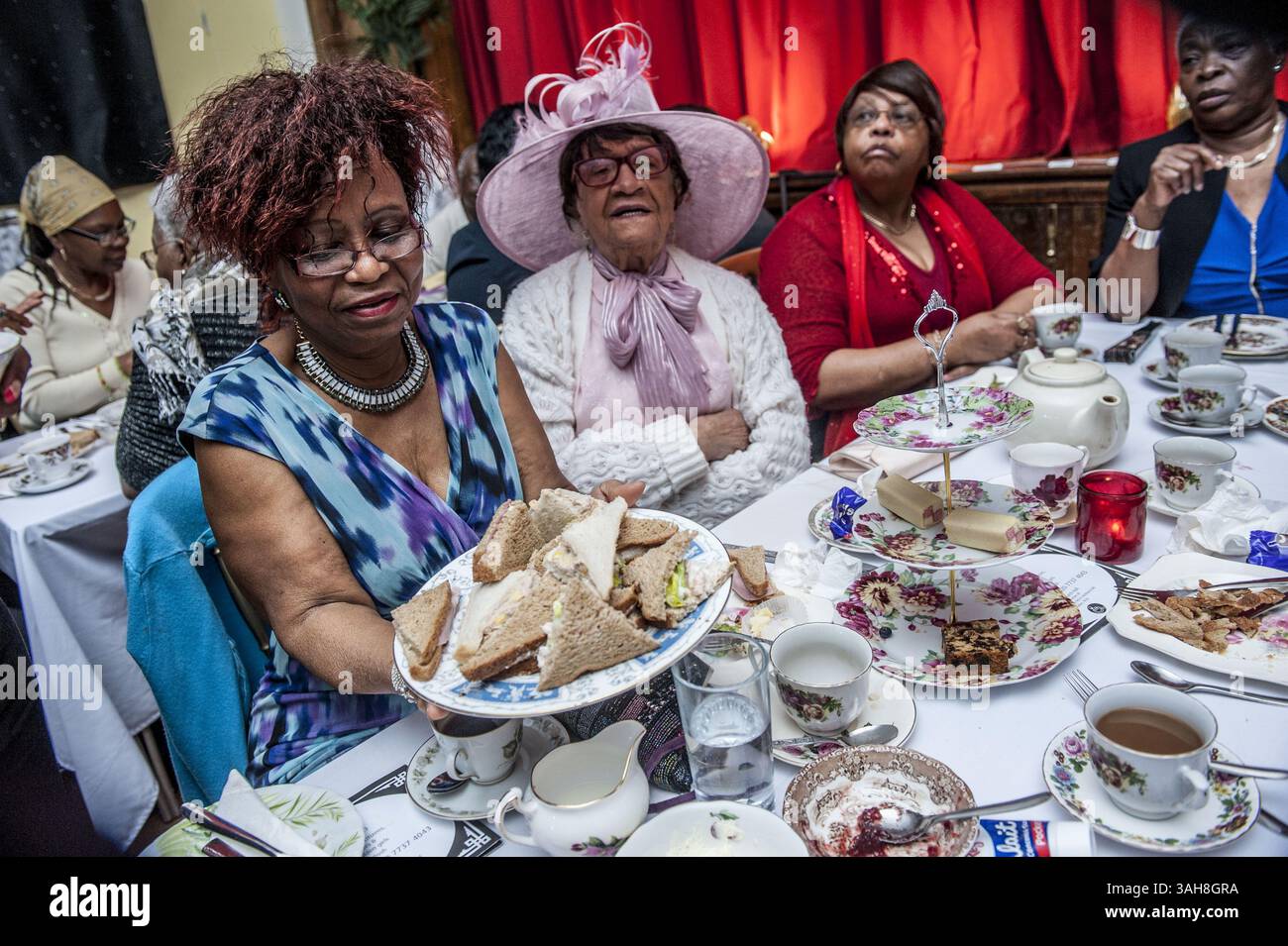 25. März 2015 - London, UK - Szenen im Londoner Posh Club , der seit zehn Wochen in der St Paul's Church Hall in Hackney läuft und ein ausverkaufter Erfolg war . Posh Club ist eine Mischung aus High Tea, Kabarett, Lied und Poesie und hat 150 OAP's von den 70ern bis zu 2 100jährigen betreut. Die Veranstaltung wurde von dem Organisator Duckie organisiert, der Idee von Simon Casson Life Long Hackney, der von seiner Mutter inspiriert wurde, die Veranstaltung zu gestalten, während sie sich nach etwas altmodischer Eleganz und Unterhaltung sehnte, die ältere Menschen zusammenbrachte. Der PC wird durch Lotterie finanziert und Simon hofft, dass er mitbringen kann Stockfoto