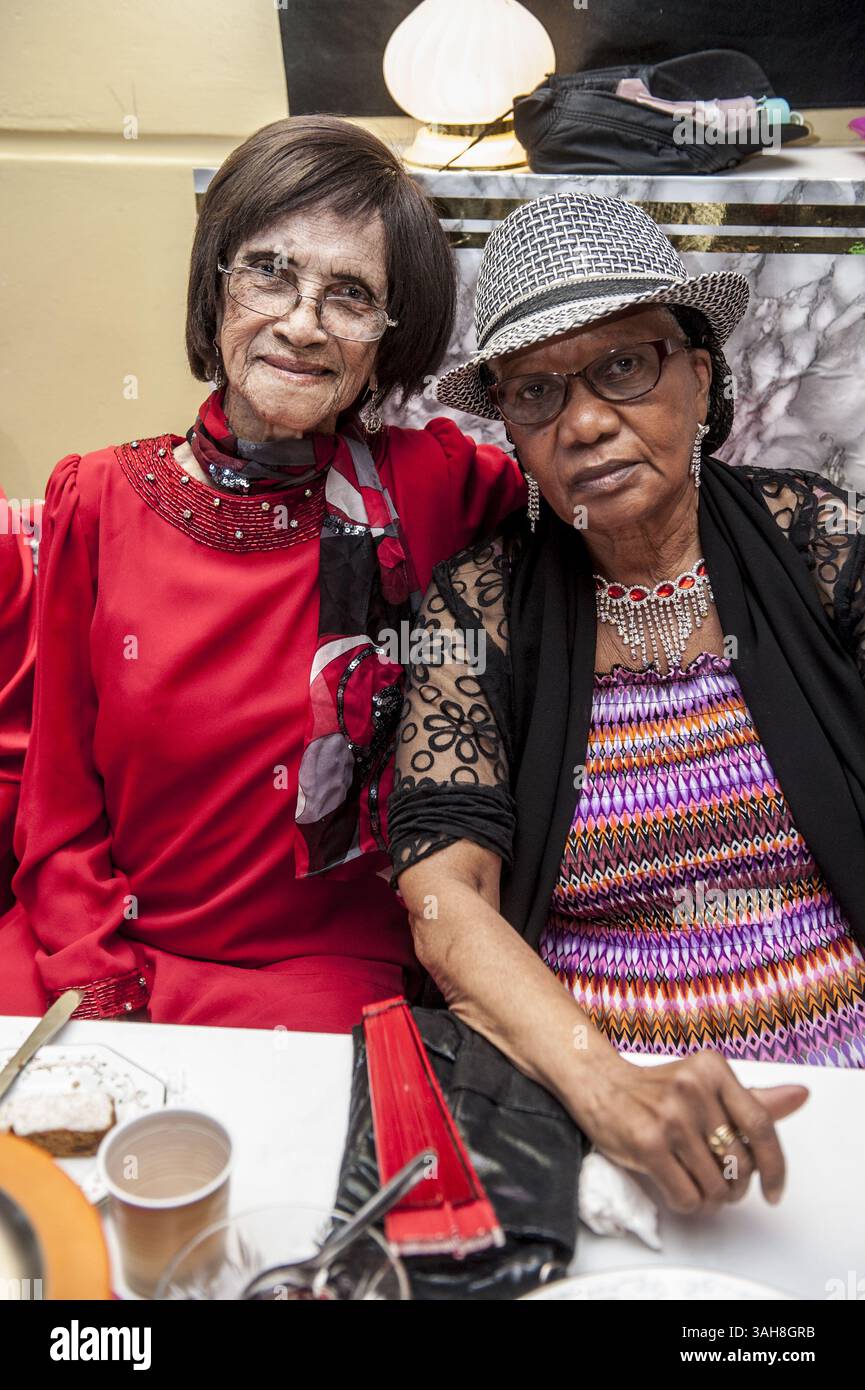 25. März 2015 - London, UK - Szenen im Londoner Posh Club , der seit zehn Wochen in der St Paul's Church Hall in Hackney läuft und ein ausverkaufter Erfolg war . Posh Club ist eine Mischung aus High Tea, Kabarett, Lied und Poesie und hat 150 OAP's von den 70ern bis zu 2 100jährigen betreut. Die Veranstaltung wurde von dem Organisator Duckie organisiert, der Idee von Simon Casson Life Long Hackney, der von seiner Mutter inspiriert wurde, die Veranstaltung zu gestalten, während sie sich nach etwas altmodischer Eleganz und Unterhaltung sehnte, die ältere Menschen zusammenbrachte. Der PC wird durch Lotterie finanziert und Simon hofft, dass er mitbringen kann Stockfoto